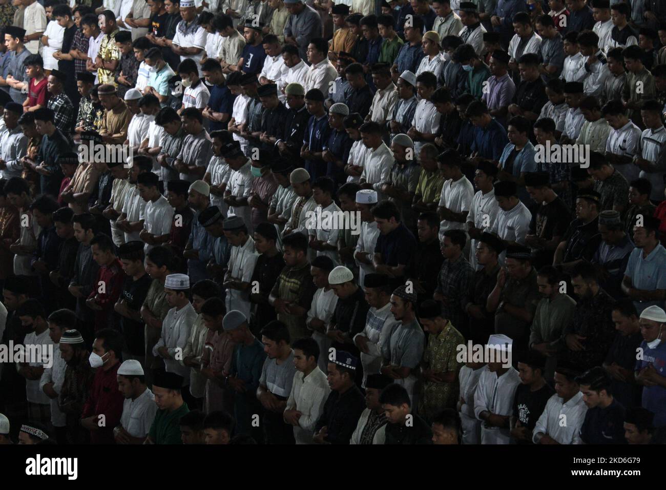 Die Muslime aus Acehnese führen am 02. April 2022 in der Moschee des Islamischen Zentrums in Lhokseumawe, Provinz Aceh, Indonesien, Tarawih-Gebete aus, um die erste Nacht des heiligen Monats des Islamischen Ramadan zu begehen. Muslime auf der ganzen Welt feiern den Ramadan, den heiligen Monat der spirituellen Reinigung im islamischen Kalender, in dem sie vom Sonnenaufgang bis zum Sonnenuntergang auf Essen, Trinken und Sex verzichten. (Foto von Fachrul Reza/NurPhoto) Stockfoto