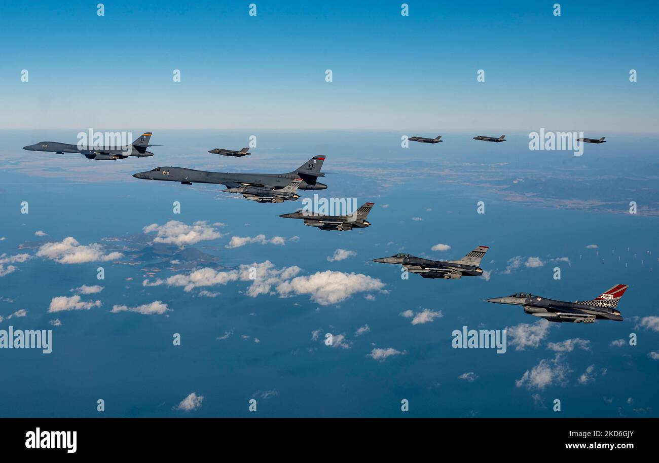 Luftwaffenstützpunkt Osan, Südkorea. 05.. November 2022. US Air Force F-16 Fighting Falcon Kampfflugzeuge, die dem 51. Fighter Wing und einem republikanischen Luftwaffenstützflugzeug F-35A zugewiesen wurden, fliegen während der Übung Vigilant Storm, 5. November 2022, mit zwei strategischen Tarnbombern der USAF B-1B eine Escort-Patrouille über der koreanischen Halbinsel. Kredit: SSGT. Dwane Young/US Air Force/Alamy Live News Stockfoto