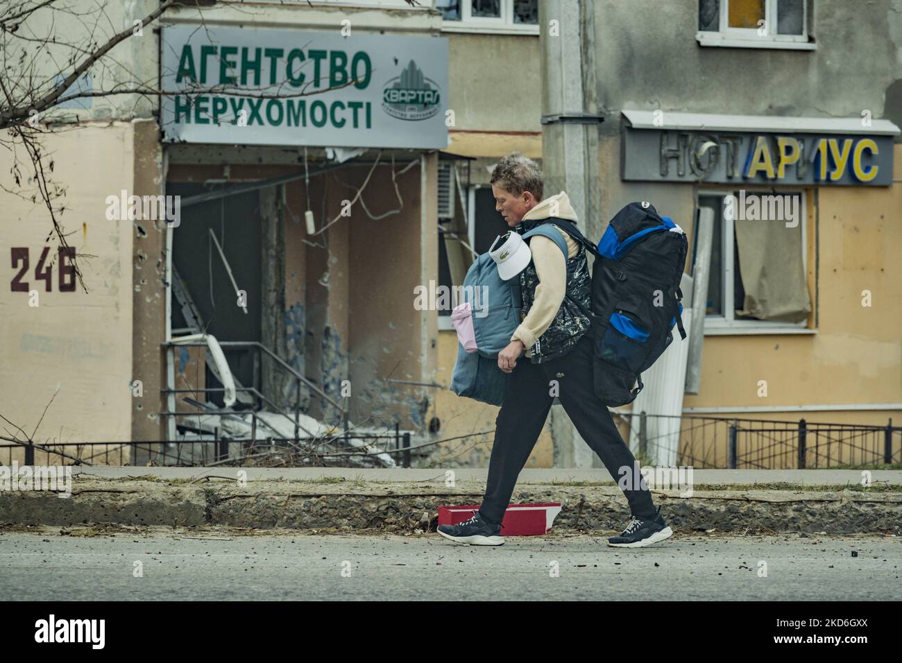 Eine Kharkower-Bürgerin rennt mit ihren Habseligkeiten nach dem ständigen Beschuss der russischen Armee´s´s der Stadt während der Kämpfe im russischen Krieg in der Ukraine von zu Hause weg. (Foto von Celestino Arce/NurPhoto) Stockfoto
