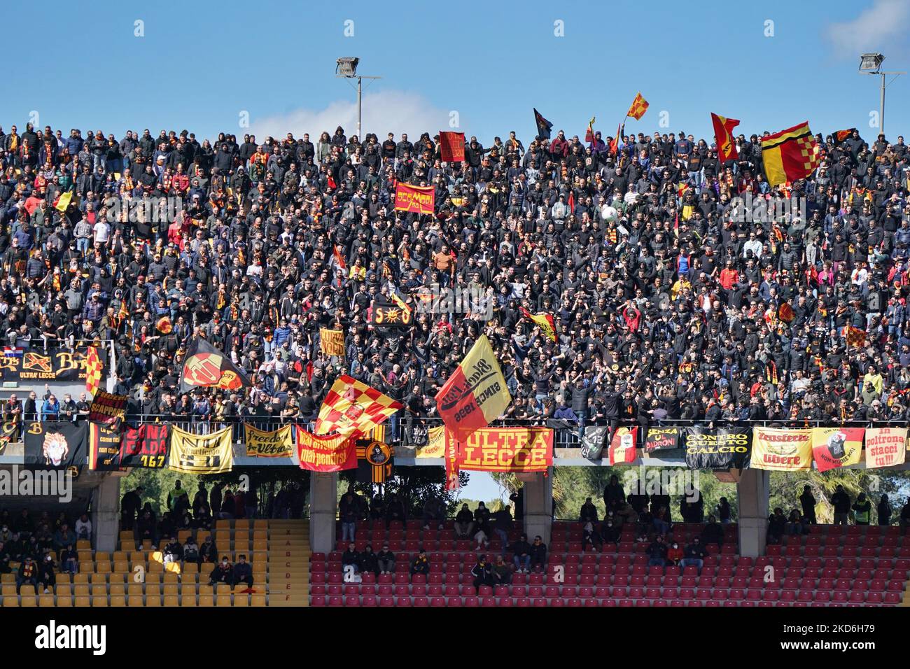 US-Fans von Lecce beim Spiel der italienischen Fußball-Serie B US Lecce gegen Frosinone Calcio am 02. April 2022 im Stadio Via del Mare in Lecce, Italien (Foto: Emmanuele Mastrodonato/LiveMedia/NurPhoto) Stockfoto