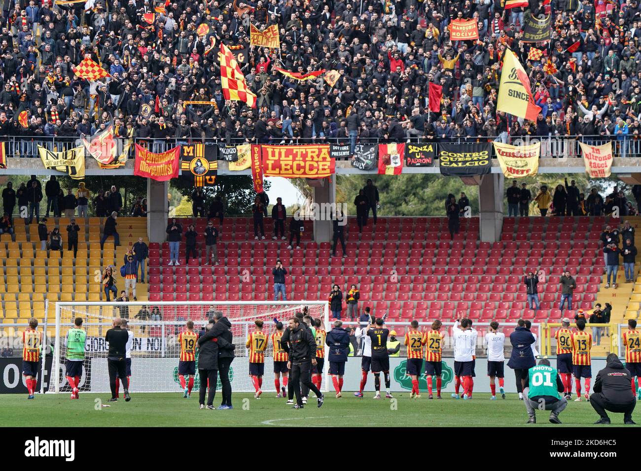 US-Fans von Lecce beim Spiel der italienischen Fußball-Serie B US Lecce gegen Frosinone Calcio am 02. April 2022 im Stadio Via del Mare in Lecce, Italien (Foto: Emmanuele Mastrodonato/LiveMedia/NurPhoto) Stockfoto