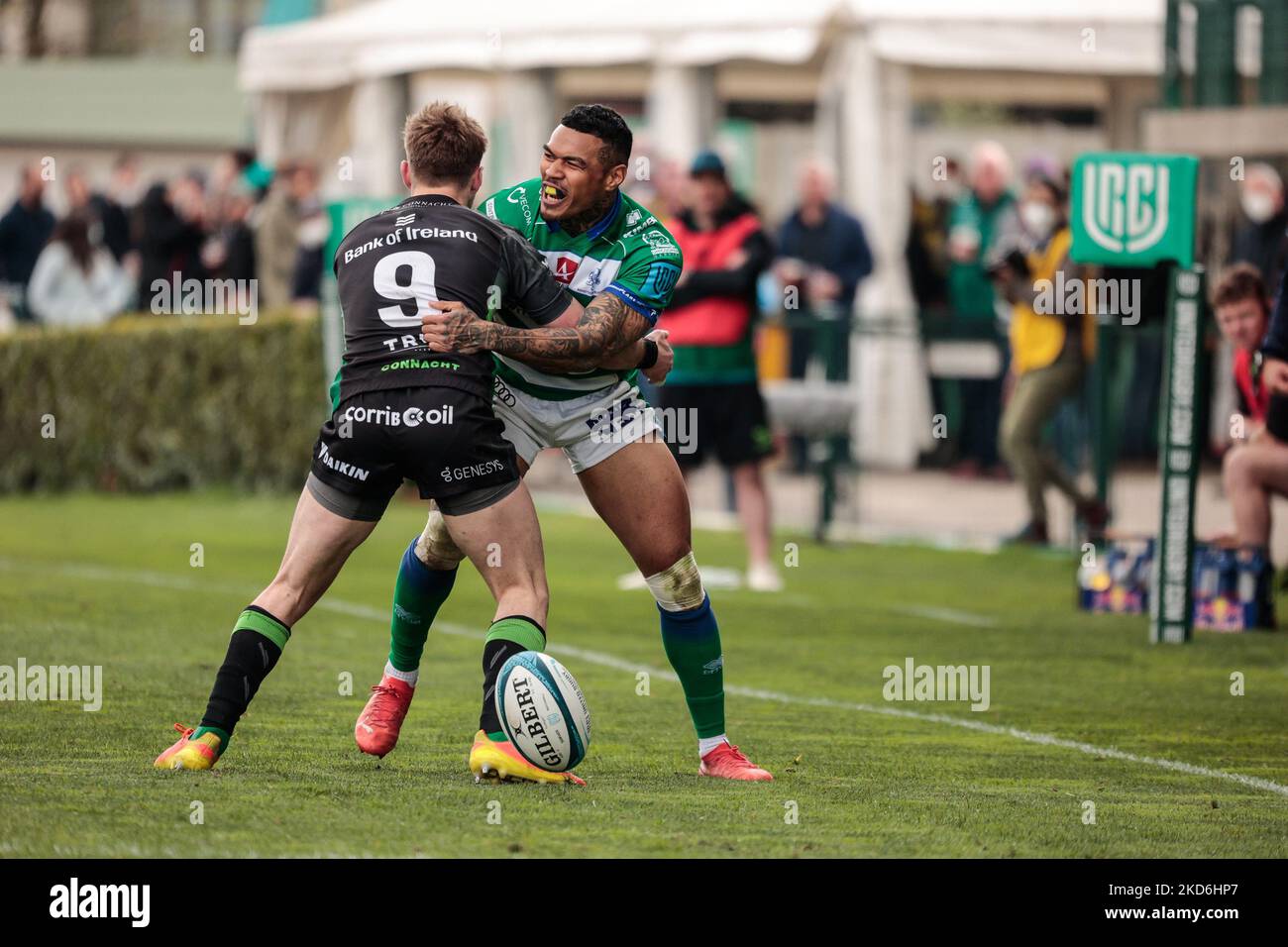 Monty Ioane (Benetton Rugby) und Kieran Marmion (Connacht Rugby) während des Spiels der United Rugby Championship Benetton Rugby gegen Connacht Rugby am 02. April 2022 im Monigo-Stadion in Treviso, Italien (Foto von Mattia Radoni/LiveMedia/NurPhoto) Stockfoto