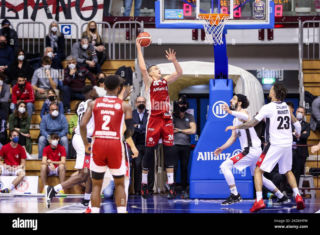 Allianz pallacanestro triest gegen virtus segafredo bologna Fotos und