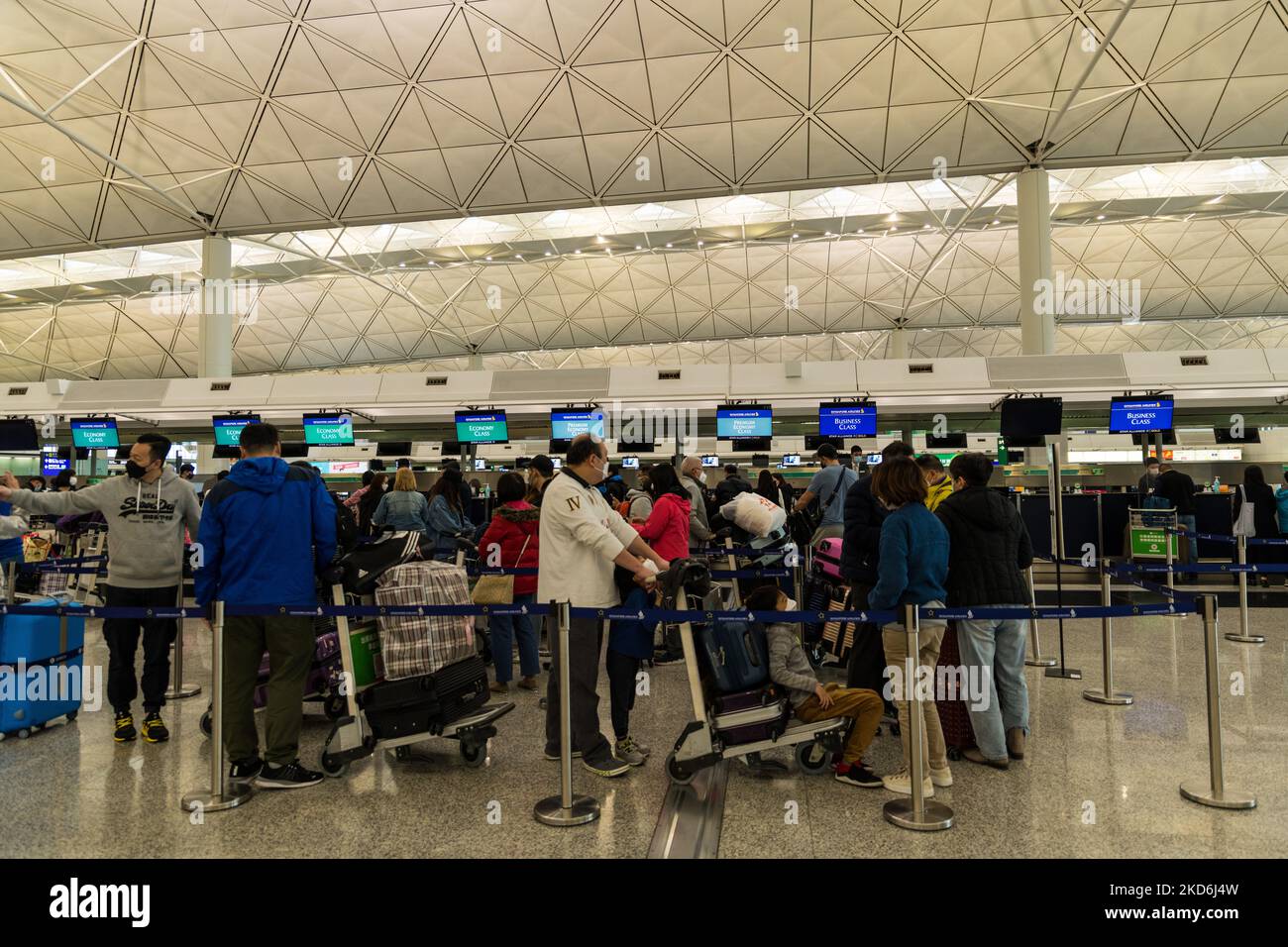 Hongkong, China, 2. April 2022, Passagiere stehen an den Check-in-Schaltern von Singapore Airlines am internationalen Flughafen Hongkong in der Schlange. (Foto von Marc Fernandes/NurPhoto) Stockfoto