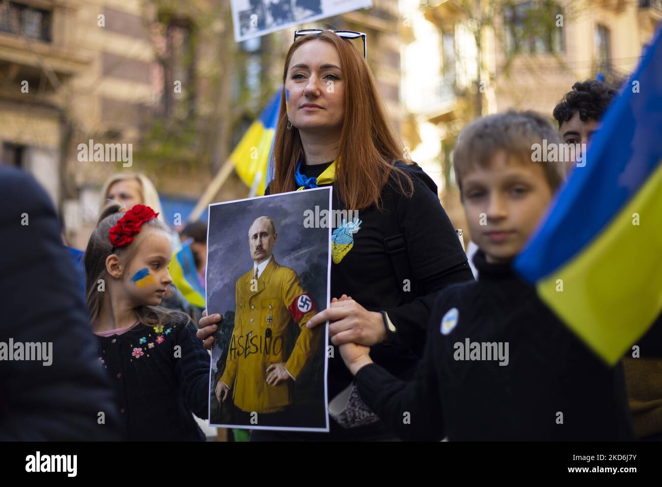 Eine Frau mit einem Bild von Wladimir Putin, gekleidet als Hitler, während eines Protestes der ukrainischen Gemeinde in Granada gegen die Invasion in der Ukraine am 02. April 2022 in Granada, Spanien. (Foto von Álex Cámara/NurPhoto) Stockfoto