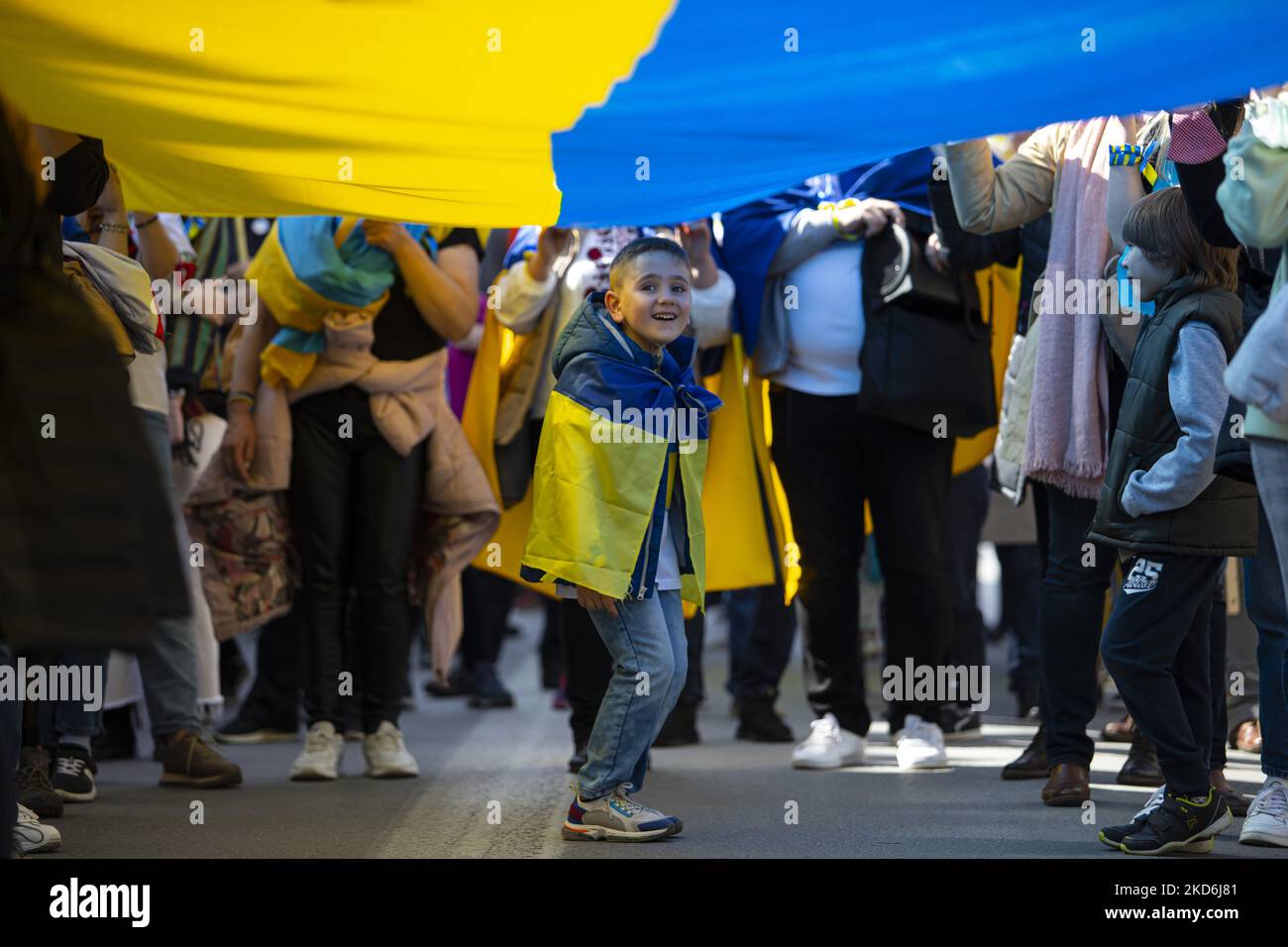Ein Junge mit ukrainischer Flagge während eines Protestes der ukrainischen Gemeinde in Granada gegen die Invasion in der Ukraine am 02. April 2022 in Granada, Spanien. (Foto von Álex Cámara/NurPhoto) Stockfoto