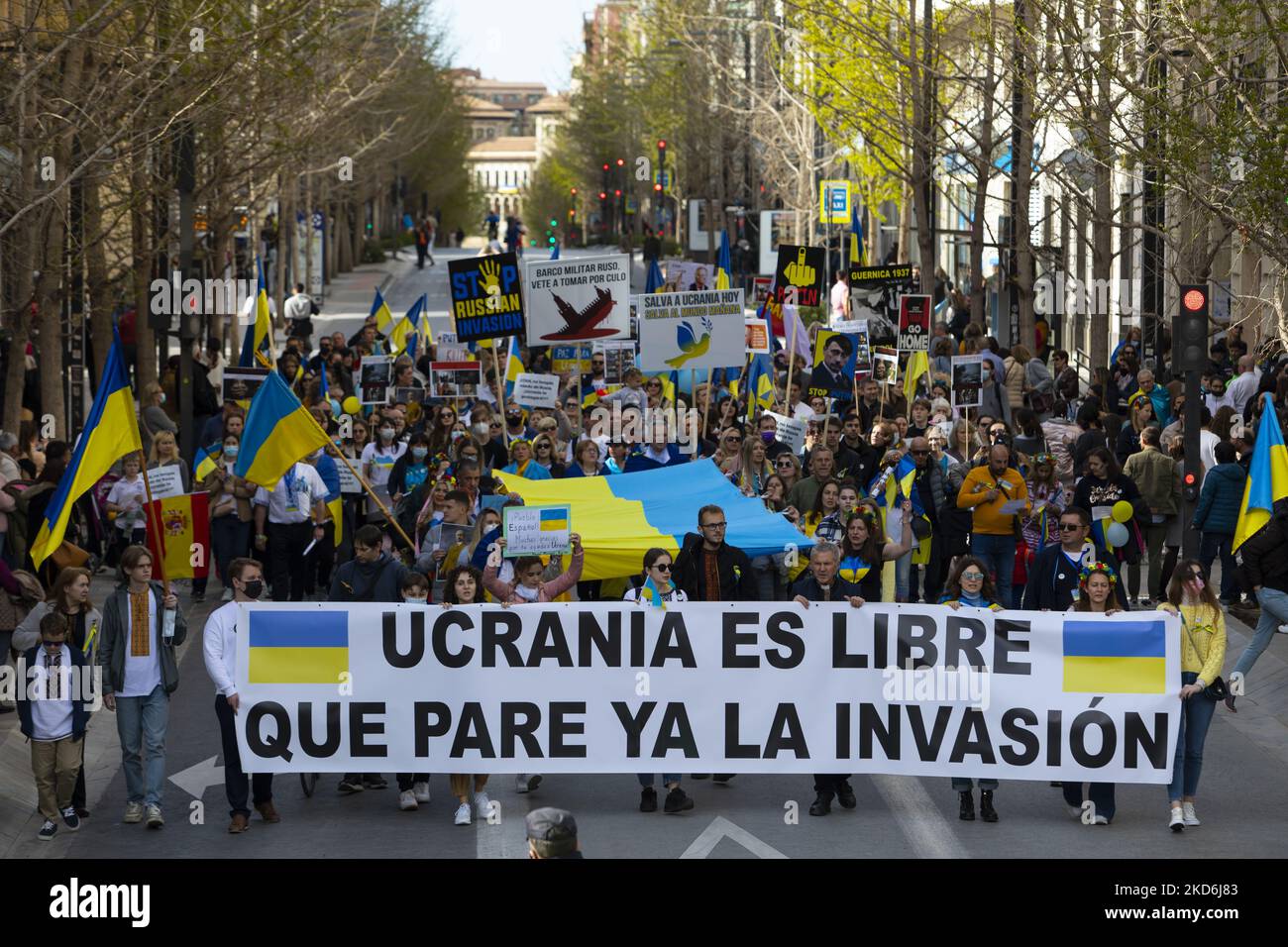 Eine allgemeine Ansicht der Demonstranten während eines Protestes der ukrainischen Gemeinde in Granada gegen die Invasion in der Ukraine am 02. April 2022 in Granada, Spanien. (Foto von Álex Cámara/NurPhoto) Stockfoto