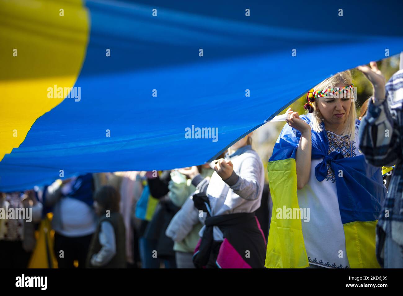 Eine ukrainische Frau hält während eines Protestes der ukrainischen Gemeinde in Granada gegen die Invasion in der Ukraine am 02. April 2022 in Granada, Spanien, eine ukrainische Flagge. (Foto von Álex Cámara/NurPhoto) Stockfoto