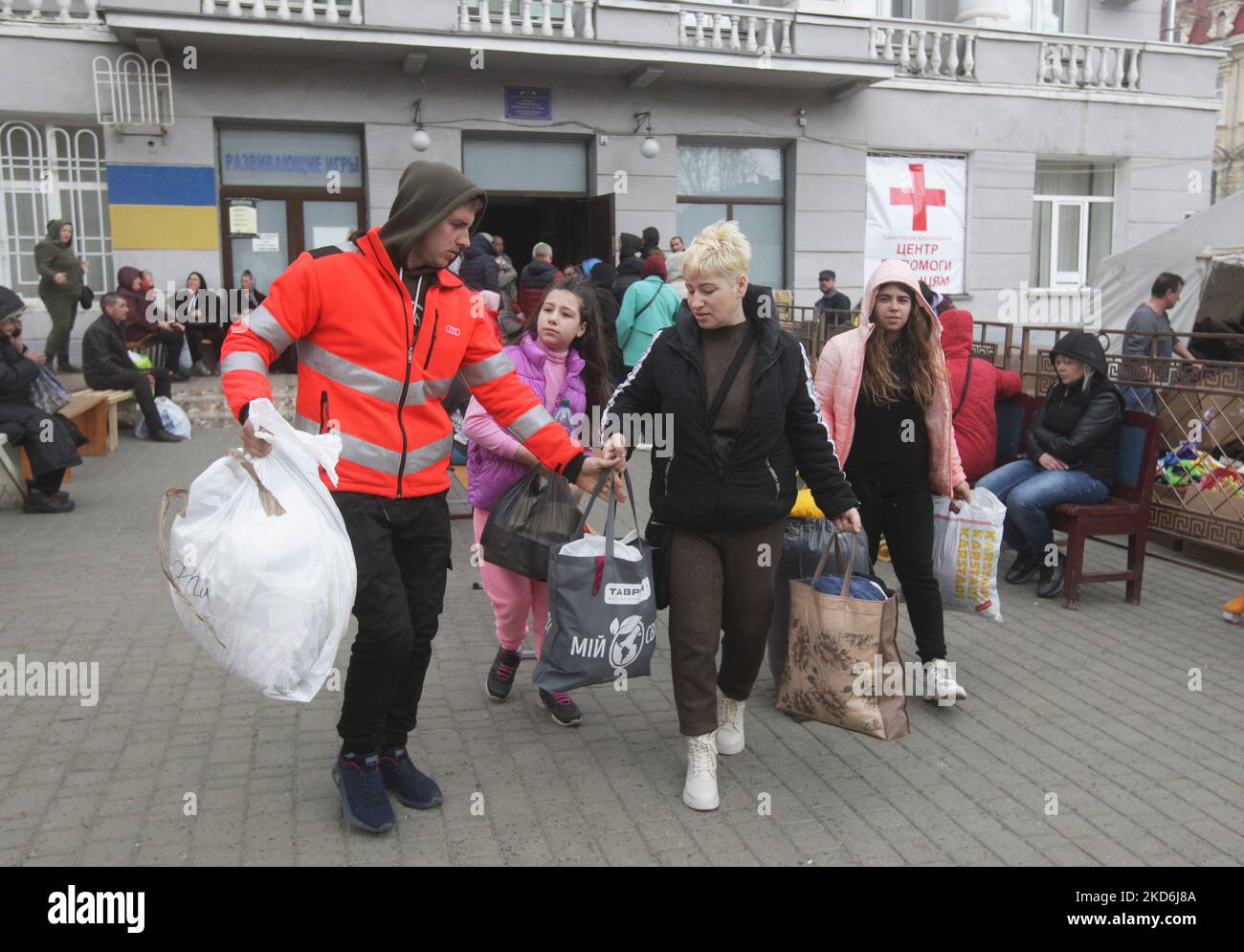 Ukrainische Flüchtlinge, die aus dem Krieg geflohen sind, erhalten Hilfe im humanitären Hilfszentrum der Stadt, um Flüchtlingen zu helfen, während der russischen Invasion in der Ukraine, in der Stadt Odesa, Ukraine 02. April 2022. (Foto von STR/NurPhoto) Stockfoto