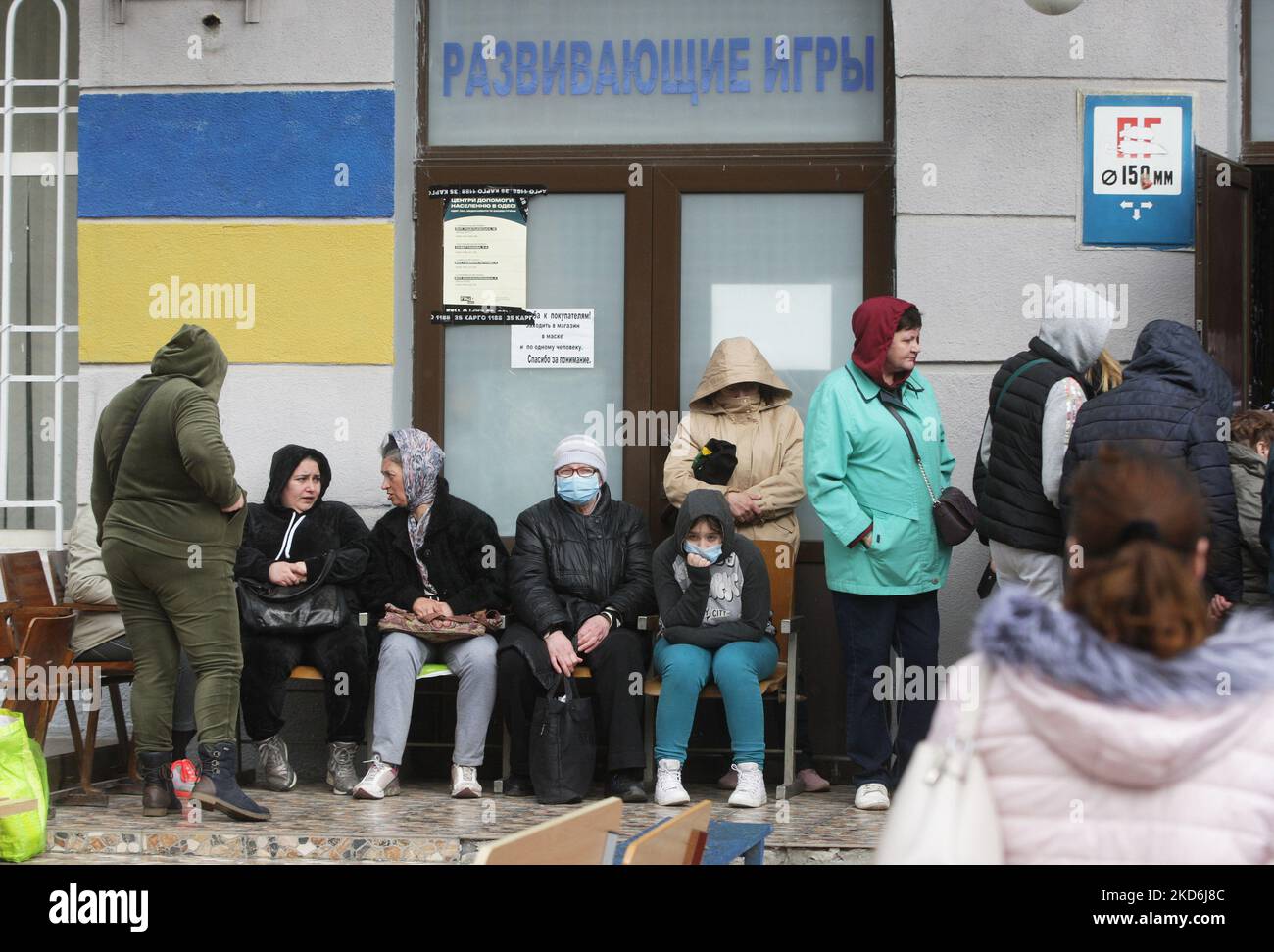 Ukrainische Flüchtlinge, die aus dem Krieg geflohen sind, warten auf Hilfe am Eingang des humanitären Freiwilligenzentrums der Stadt, um Flüchtlingen zu helfen, während der russischen Invasion in der Ukraine, in der Stadt Odesa, Ukraine 02 April 2022. (Foto von STR/NurPhoto) Stockfoto