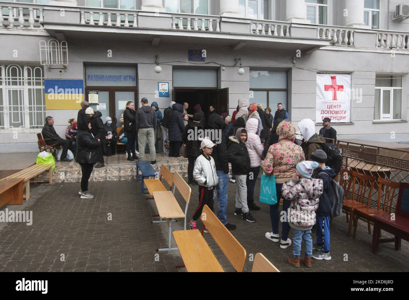 Ukrainische Flüchtlinge, die aus dem Krieg geflohen sind, warten auf Hilfe am Eingang des humanitären Freiwilligenzentrums der Stadt, um Flüchtlingen zu helfen, während der russischen Invasion in der Ukraine, in der Stadt Odesa, Ukraine 02 April 2022. (Foto von STR/NurPhoto) Stockfoto