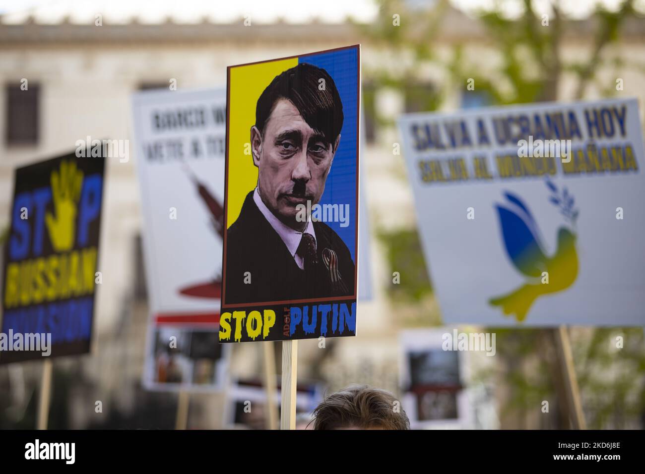 Ein Transparent mit dem Text Stop Putin und ein Bild von Wladimir Putin, das während eines Protestes der ukrainischen Gemeinde in Granada gegen die Invasion in der Ukraine am 02. April 2022 in Granada, Spanien, als Hitler bezeichnet wurde. (Foto von Álex Cámara/NurPhoto) Stockfoto
