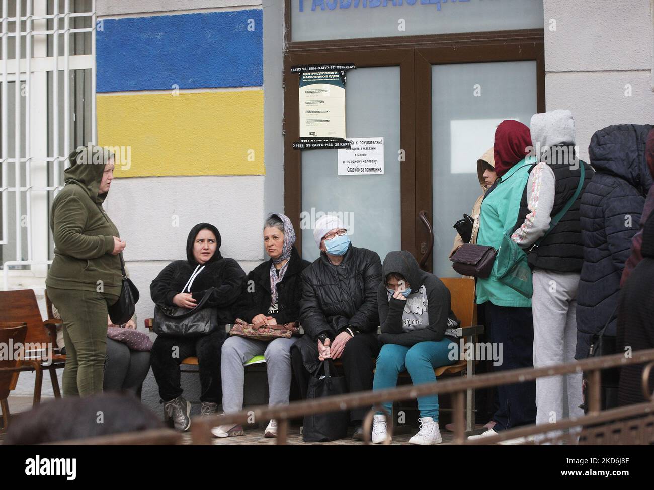 Ukrainische Flüchtlinge, die aus dem Krieg geflohen sind, warten auf Hilfe am Eingang des humanitären Freiwilligenzentrums der Stadt, um Flüchtlingen zu helfen, während der russischen Invasion in der Ukraine, in der Stadt Odesa, Ukraine 02 April 2022. (Foto von STR/NurPhoto) Stockfoto