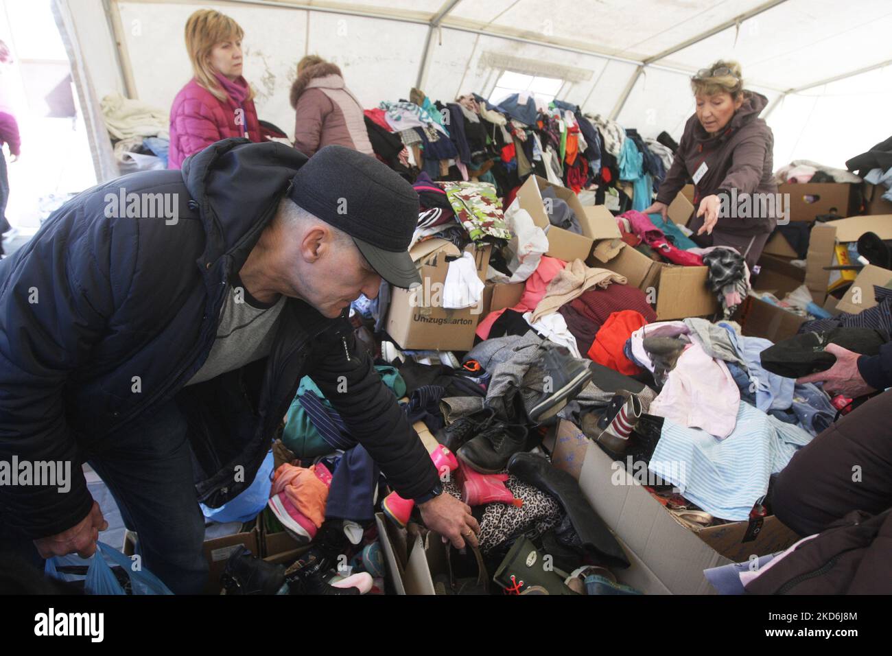Ukrainische Flüchtlinge, die aus dem Krieg geflohen sind, sehen sich die Kleidung an, während sie im humanitären Freiwilligenzentrum der Stadt Unterstützung für Flüchtlinge erhalten, während Russlands Invasion der Ukraine in der Stadt Odesa, Ukraine 02. April 2022. (Foto von STR/NurPhoto) Stockfoto