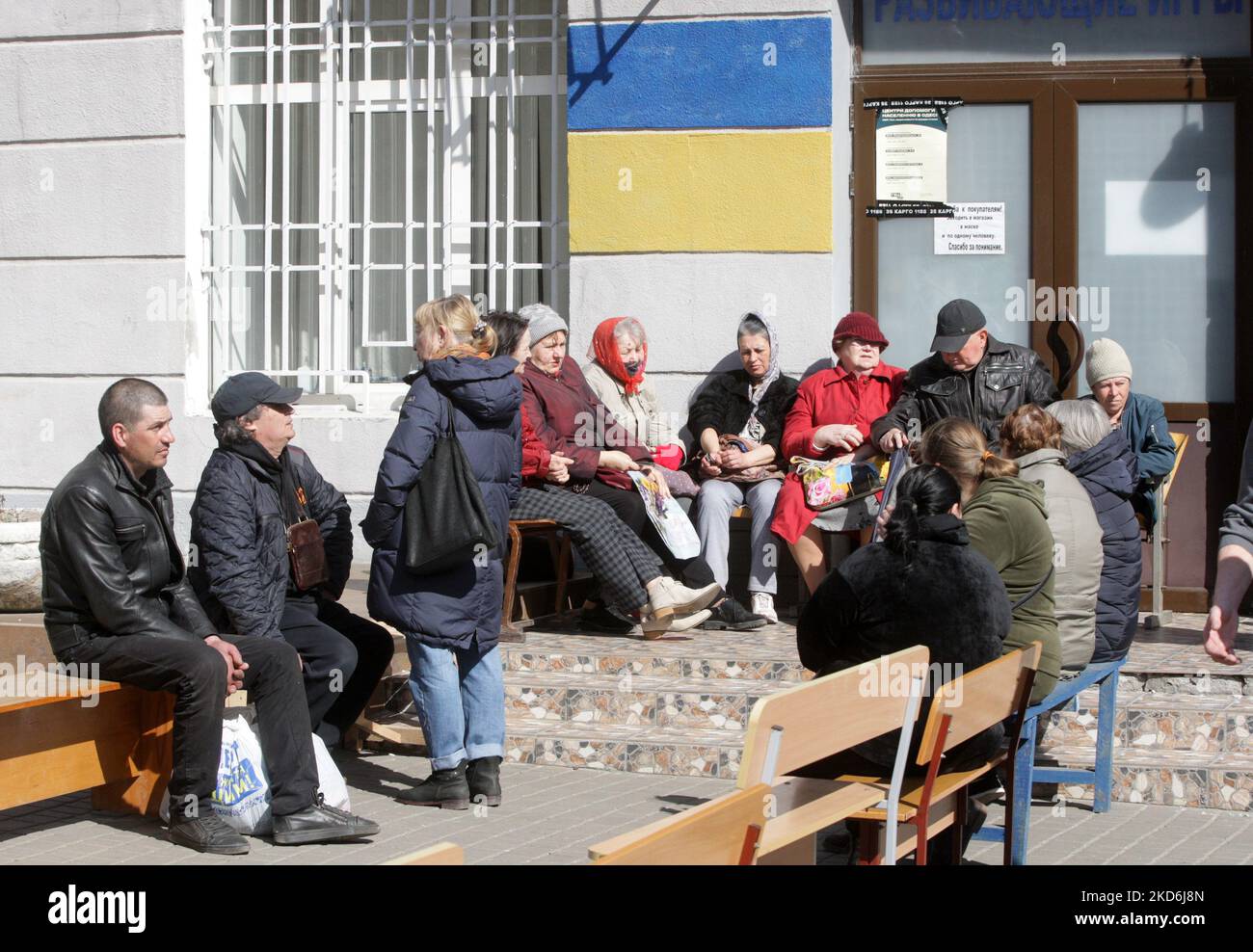 Ukrainische Flüchtlinge, die aus dem Krieg geflohen sind, warten auf Hilfe am Eingang des humanitären Freiwilligenzentrums der Stadt, um Flüchtlingen zu helfen, während der russischen Invasion in der Ukraine, in der Stadt Odesa, Ukraine 02 April 2022. (Foto von STR/NurPhoto) Stockfoto