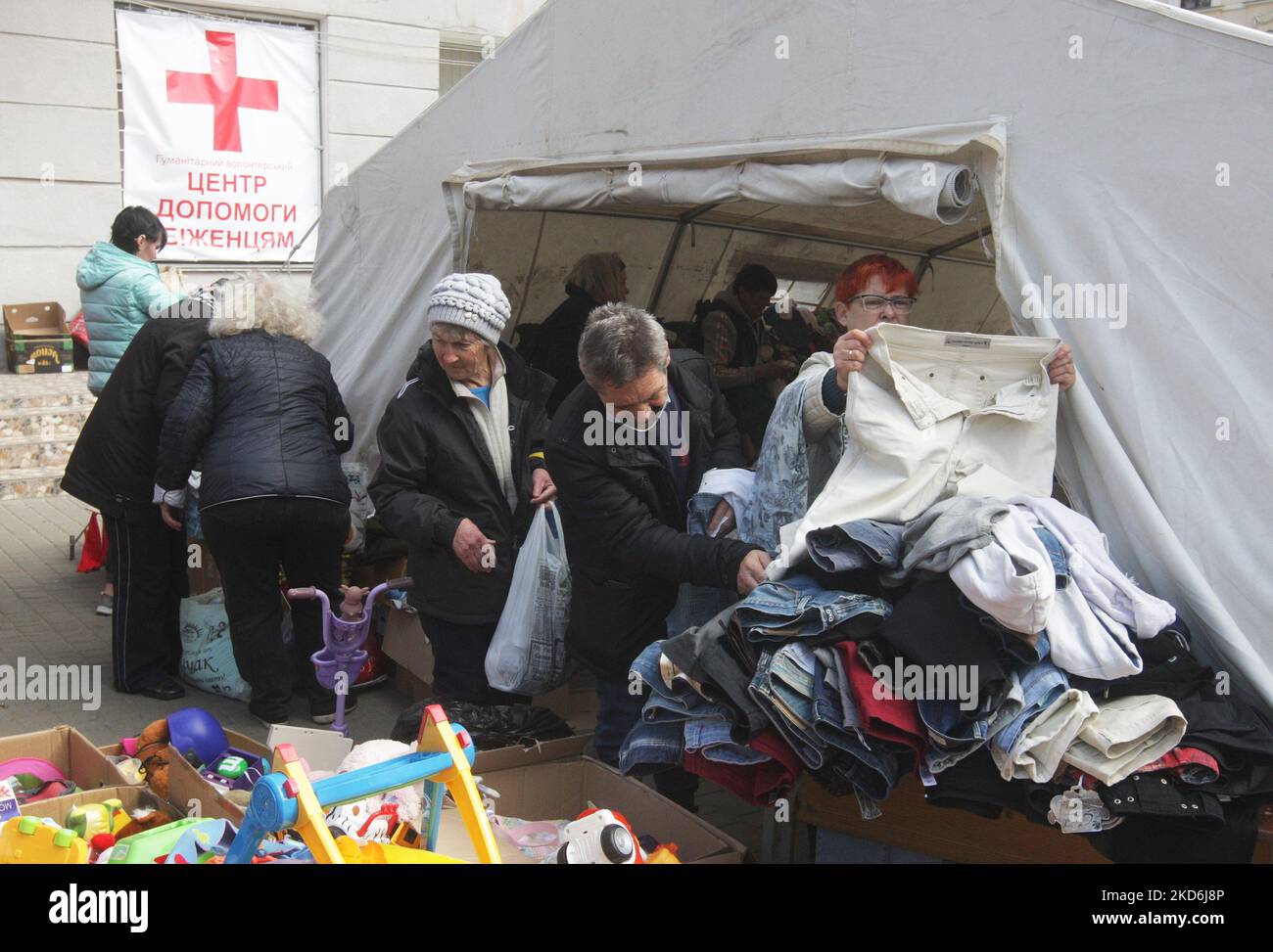 Ukrainische Flüchtlinge, die aus dem Krieg geflohen sind, sehen sich die Kleidung an, während sie im humanitären Freiwilligenzentrum der Stadt Unterstützung für Flüchtlinge erhalten, während Russlands Invasion der Ukraine in der Stadt Odesa, Ukraine 02. April 2022. (Foto von STR/NurPhoto) Stockfoto