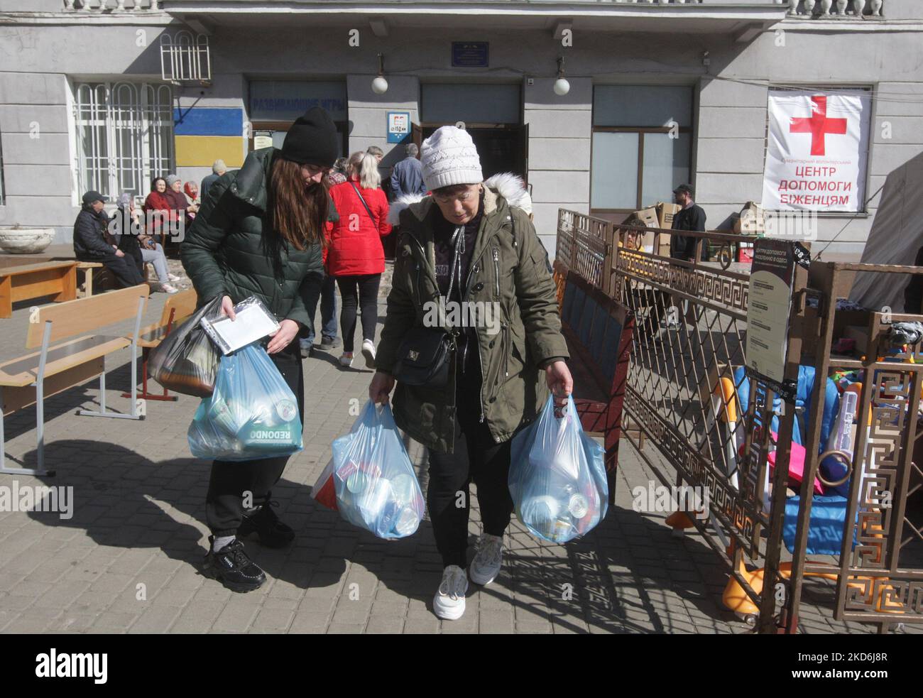 Ukrainische Flüchtlinge, die aus dem Krieg geflohen sind, erhalten Hilfe im humanitären Hilfszentrum der Stadt, um Flüchtlingen zu helfen, während der russischen Invasion in der Ukraine, in der Stadt Odesa, Ukraine 02. April 2022. (Foto von STR/NurPhoto) Stockfoto