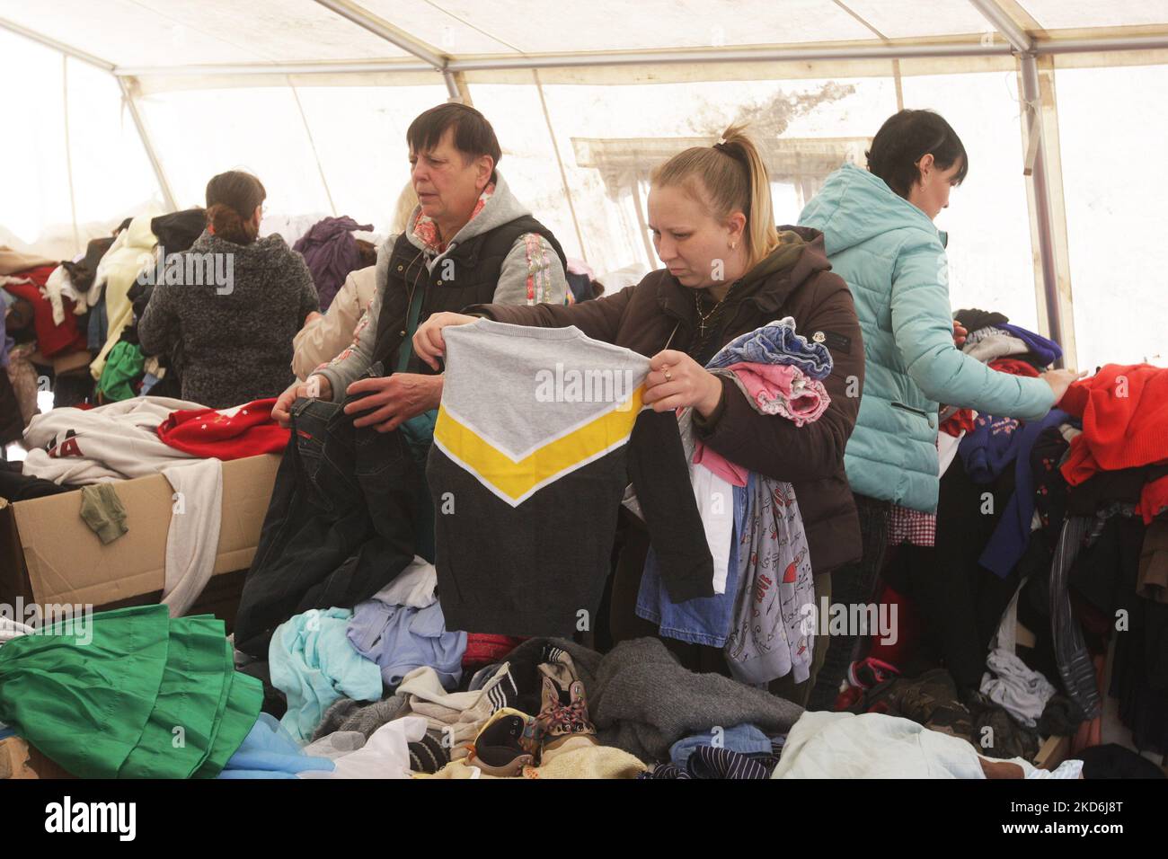 Ukrainische Flüchtlinge, die aus dem Krieg geflohen sind, sehen sich die Kleidung an, während sie im humanitären Freiwilligenzentrum der Stadt Unterstützung für Flüchtlinge erhalten, während Russlands Invasion der Ukraine in der Stadt Odesa, Ukraine 02. April 2022. (Foto von STR/NurPhoto) Stockfoto