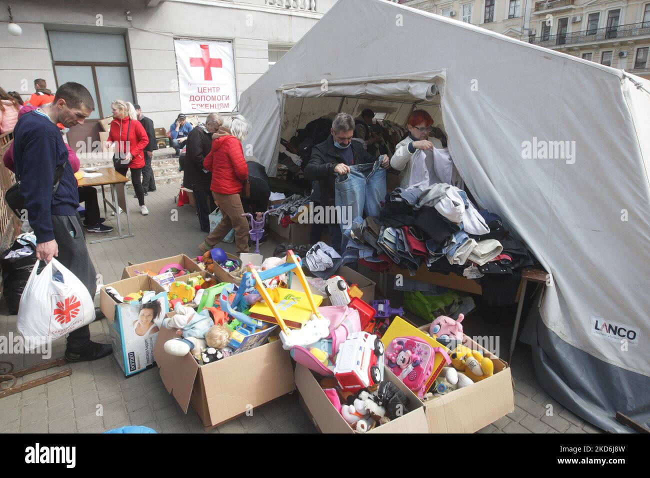 Ukrainische Flüchtlinge, die aus dem Krieg geflohen sind, sehen sich die Kleidung an, während sie im humanitären Freiwilligenzentrum der Stadt Unterstützung für Flüchtlinge erhalten, während Russlands Invasion der Ukraine in der Stadt Odesa, Ukraine 02. April 2022. (Foto von STR/NurPhoto) Stockfoto
