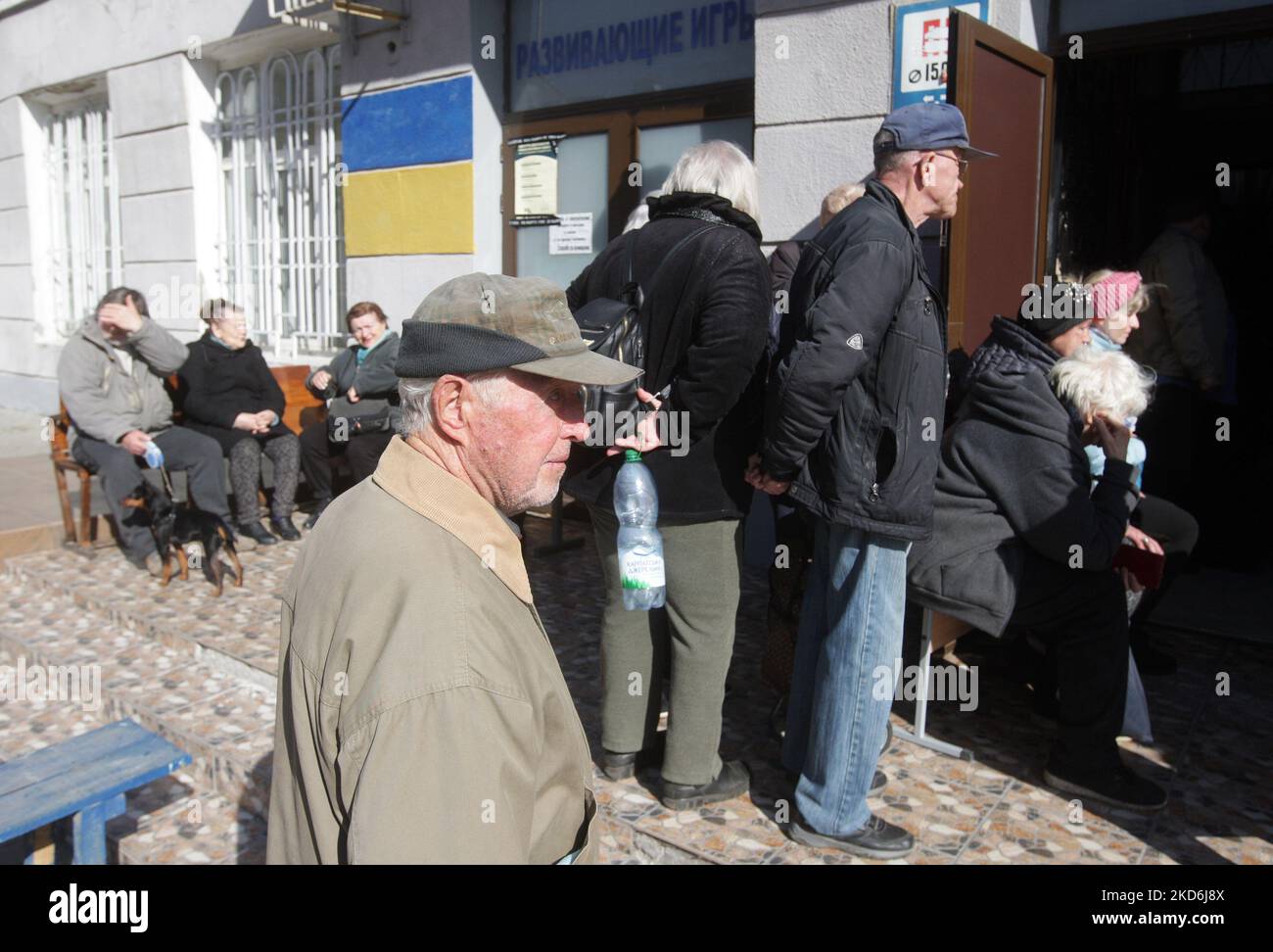 Ukrainische Flüchtlinge, die aus dem Krieg geflohen sind, warten auf Hilfe am Eingang des humanitären Freiwilligenzentrums der Stadt, um Flüchtlingen zu helfen, während der russischen Invasion in der Ukraine, in der Stadt Odesa, Ukraine 02 April 2022. (Foto von STR/NurPhoto) Stockfoto