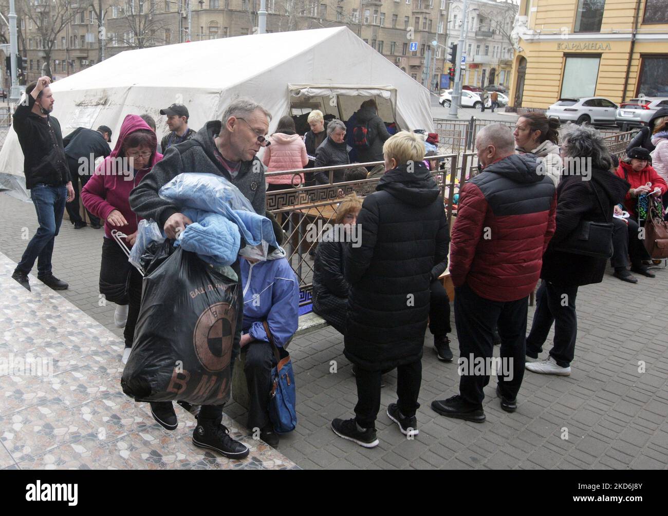 Ukrainische Flüchtlinge, die aus dem Krieg geflohen sind, erhalten Hilfe im humanitären Hilfszentrum der Stadt, um Flüchtlingen zu helfen, während der russischen Invasion in der Ukraine, in der Stadt Odesa, Ukraine 02. April 2022. (Foto von STR/NurPhoto) Stockfoto