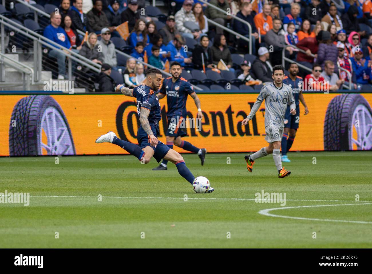 FC Cincinnati Verteidiger Geoff Cameron bewegt den Ball im TQL Stadium in Cincinnati, Ohio, während eines Fußballspiels der Major League zwischen FC Cincinnati und CF Montréal nach oben. Samstag, 2. April 2022. Montreal besiegte Cincinnati 4:3. (Foto von Jason Whitman/NurPhoto) Stockfoto