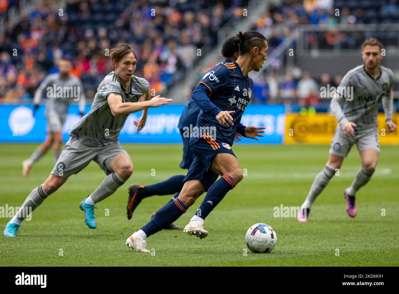 Der FC Cincinnati Mittelfeldspieler Yuya Kubo bewegt den Ball während eines Major League Soccer-Spiels zwischen dem FC Cincinnati und CF Montréal im TQL Stadium in Cincinnati, Ohio. Samstag, 2. April 2022. Montreal besiegte Cincinnati 4:3. (Foto von Jason Whitman/NurPhoto) Stockfoto