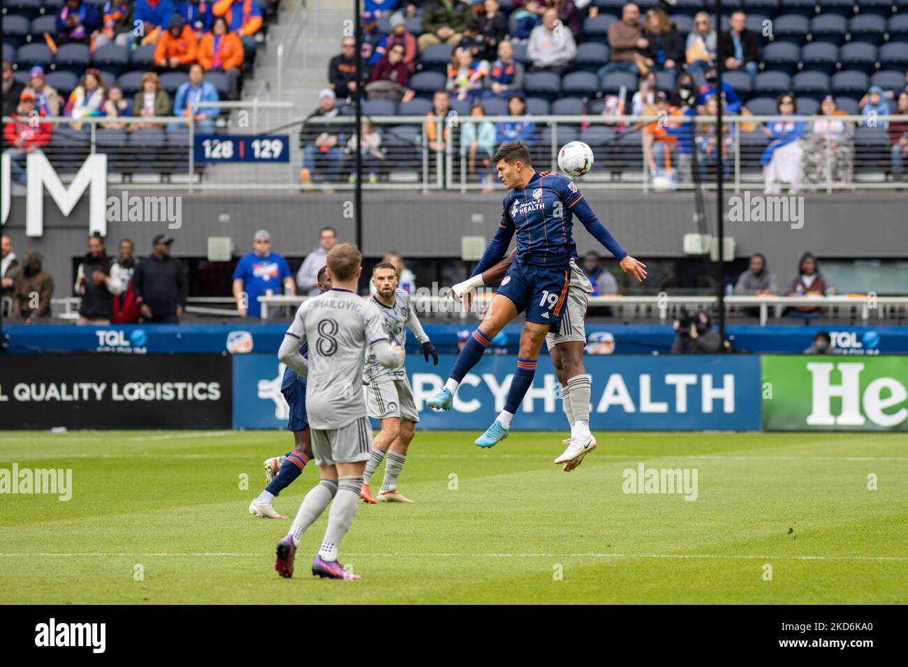 Der FC Cincinnati-Stürmer Brandon Vazquez versucht, den Ball während eines Fußballspiels der Major League zwischen FC Cincinnati und CF Montréal im TQL Stadium in Cincinnati, Ohio, zu führen. Samstag, 2. April 2022. Montreal besiegte Cincinnati 4:3. (Foto von Jason Whitman/NurPhoto) Stockfoto