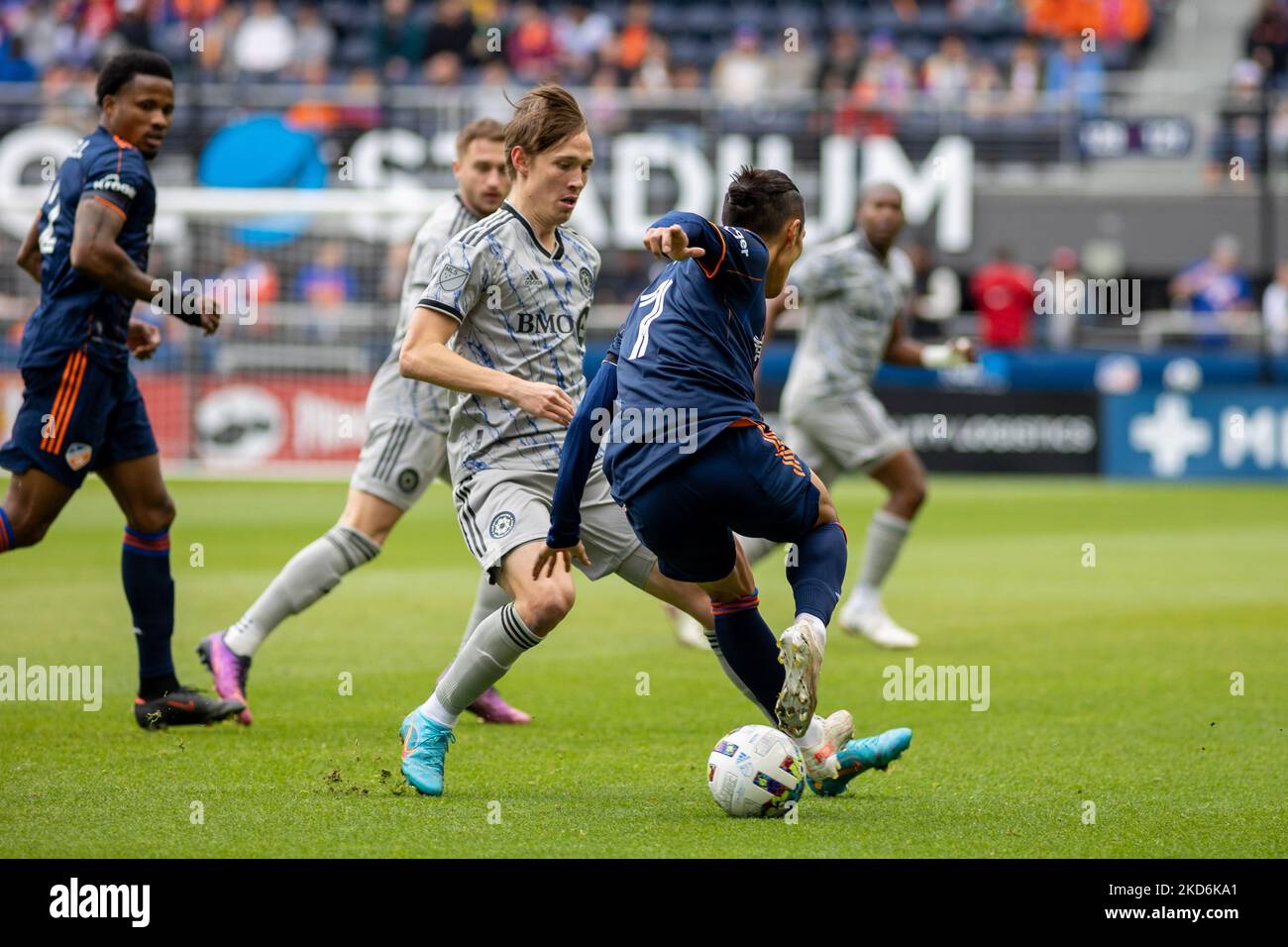 Der FC Cincinnati Mittelfeldspieler Yuya Kubo bewegt den Ball während eines Major League Soccer-Spiels zwischen dem FC Cincinnati und CF Montréal im TQL Stadium in Cincinnati, Ohio. Samstag, 2. April 2022. Montreal besiegte Cincinnati 4:3. (Foto von Jason Whitman/NurPhoto) Stockfoto