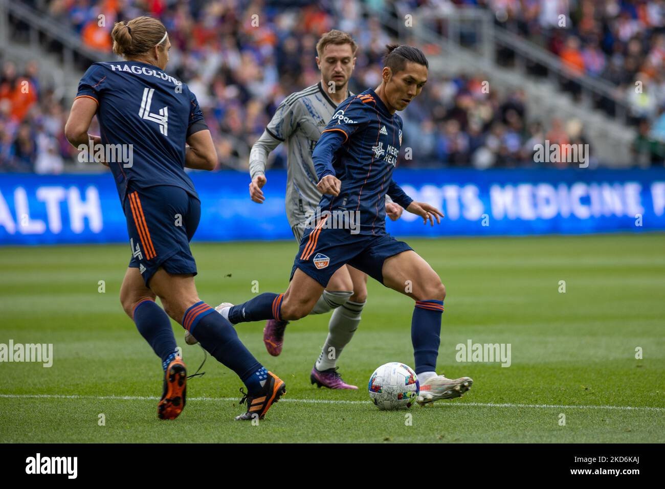 Der FC Cincinnati Mittelfeldspieler Yuya Kubo bewegt den Ball während eines Major League Soccer-Spiels zwischen dem FC Cincinnati und CF Montréal im TQL Stadium in Cincinnati, Ohio. Samstag, 2. April 2022. Montreal besiegte Cincinnati 4:3. (Foto von Jason Whitman/NurPhoto) Stockfoto