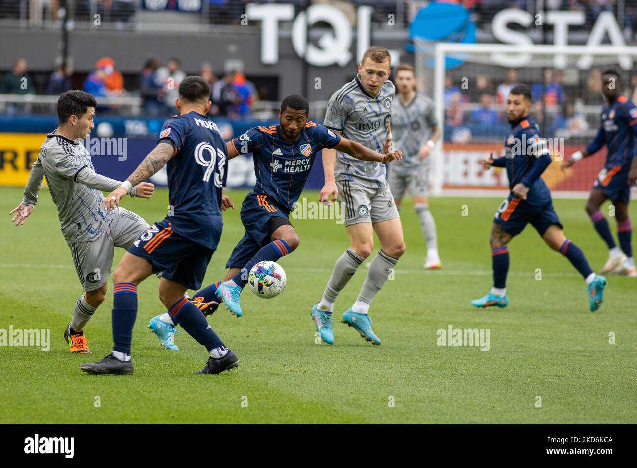 FC Cincinnati Verteidiger Raymond Gaddis bewegt den Ball in einem Major League Soccer Spiel zwischen FC Cincinnati und CF Montréal im TQL Stadium in Cincinnati, Ohio. Samstag, 2. April 2022. Montreal besiegte Cincinnati 4:3. (Foto von Jason Whitman/NurPhoto) Stockfoto