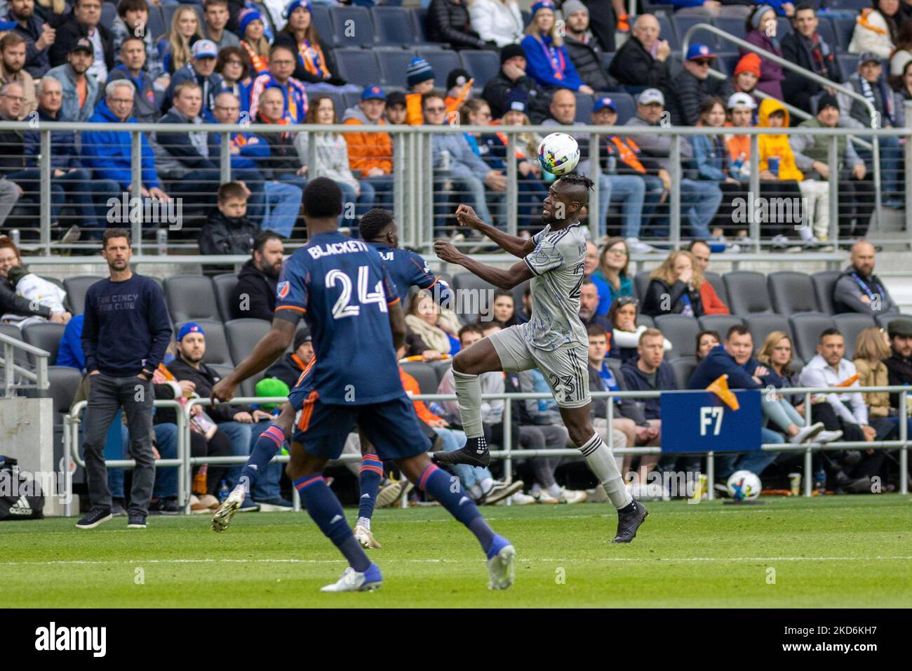 CF Montreal-Stürmer Kai Kamara schiebt den Ball während eines Major League Soccer-Spiels zwischen dem FC Cincinnati und CF Montréal im TQL Stadium in Cincinnati, Ohio, nach oben. Samstag, 2. April 2022. Montreal besiegte Cincinnati 4:3. (Foto von Jason Whitman/NurPhoto) Stockfoto