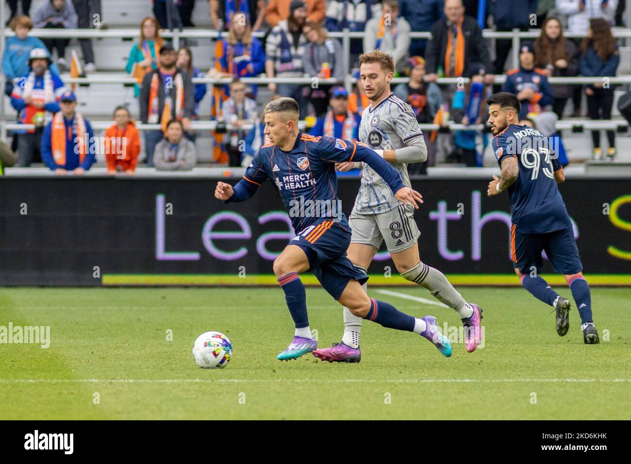 Der FC Cincinnati-Stürmer Alvaro Barreal schiebt den Ball während eines Major League Soccer-Spiels zwischen dem FC Cincinnati und CF Montréal im TQL Stadium in Cincinnati, Ohio, nach oben. Samstag, 2. April 2022. Montreal besiegte Cincinnati 4:3. (Foto von Jason Whitman/NurPhoto) Stockfoto