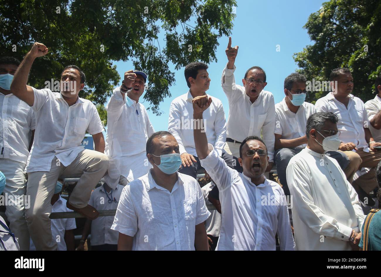 Sri Lankas wichtigster Oppositionsführer Sajith Premadasa und andere Mitglieder der Samagi Jana Balawewa veranstalteten am 3. April 2022 in Colombo einen protestmarsch gegen die Verhängung einer landesweiten Ausgangssperre. Die Proteste gegen die sich vertiefende Wirtschaftskrise der Insel wurden von den Sicherheitskräften blockiert. (Foto von Pradeep Dambarage/NurPhoto) Stockfoto