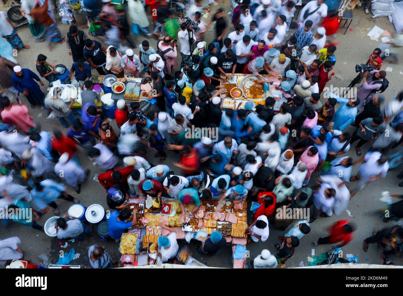 Am ersten Tag des ramadan in Dhaka, Bangladesch, kaufen die Menschen Lebensmittel von Ifter am 03. April 2022. Nach dem islamischen Kalender markiert der Ramadan den verheißungsvollen Monat des Islam auf der ganzen Welt. Er gilt als der neunte Monat des islamischen Kalenders und findet am Ende des Saban-Monats statt. (Foto von Kazi Salahuddin Razu/NurPhoto) Stockfoto