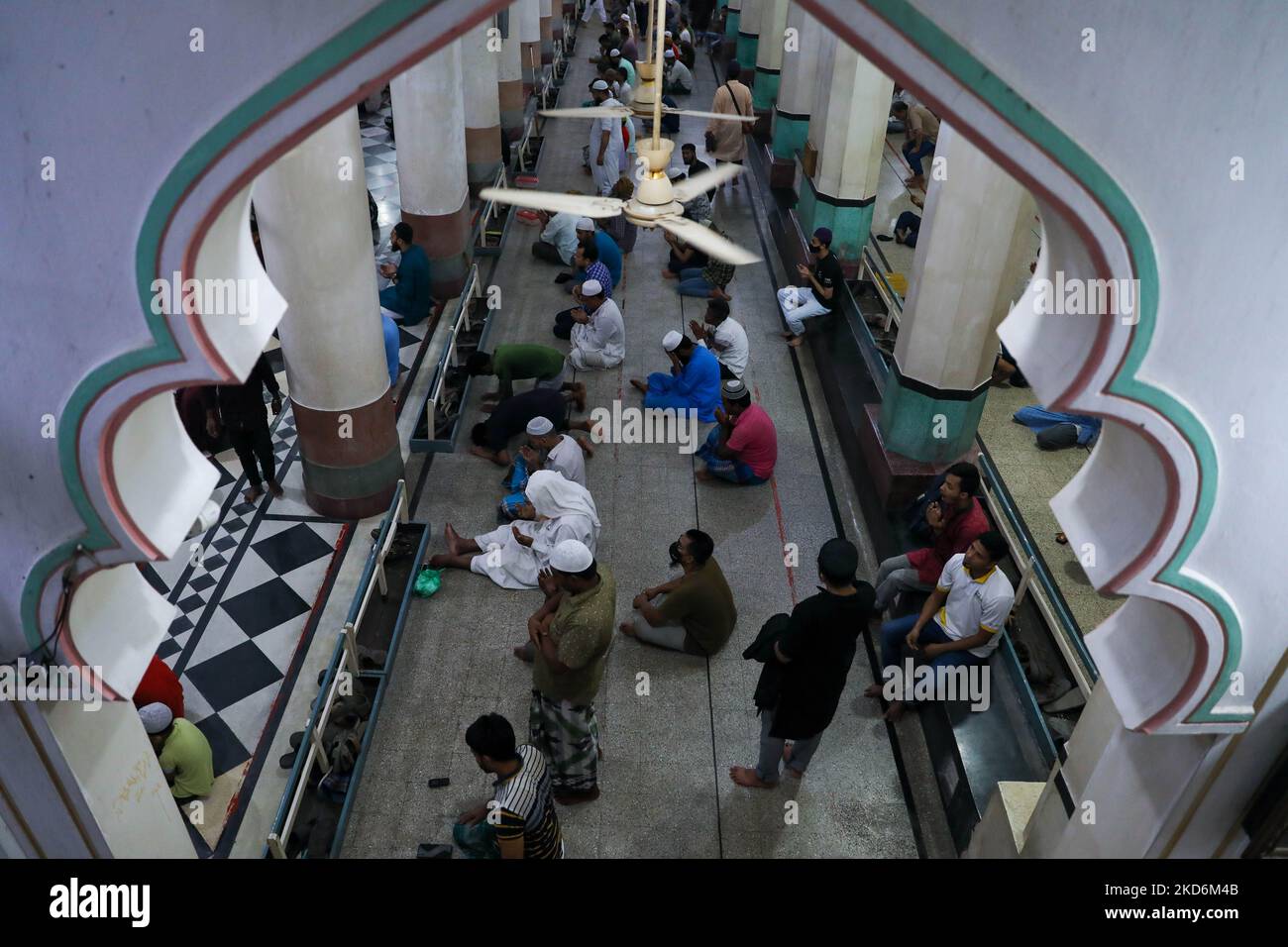 Gläubige beten am 03. April 2022 am ersten Tag im ramadan in Dhaka, Bangladesch, in einer Moschee. (Foto von Kazi Salahuddin Razu/NurPhoto) Stockfoto