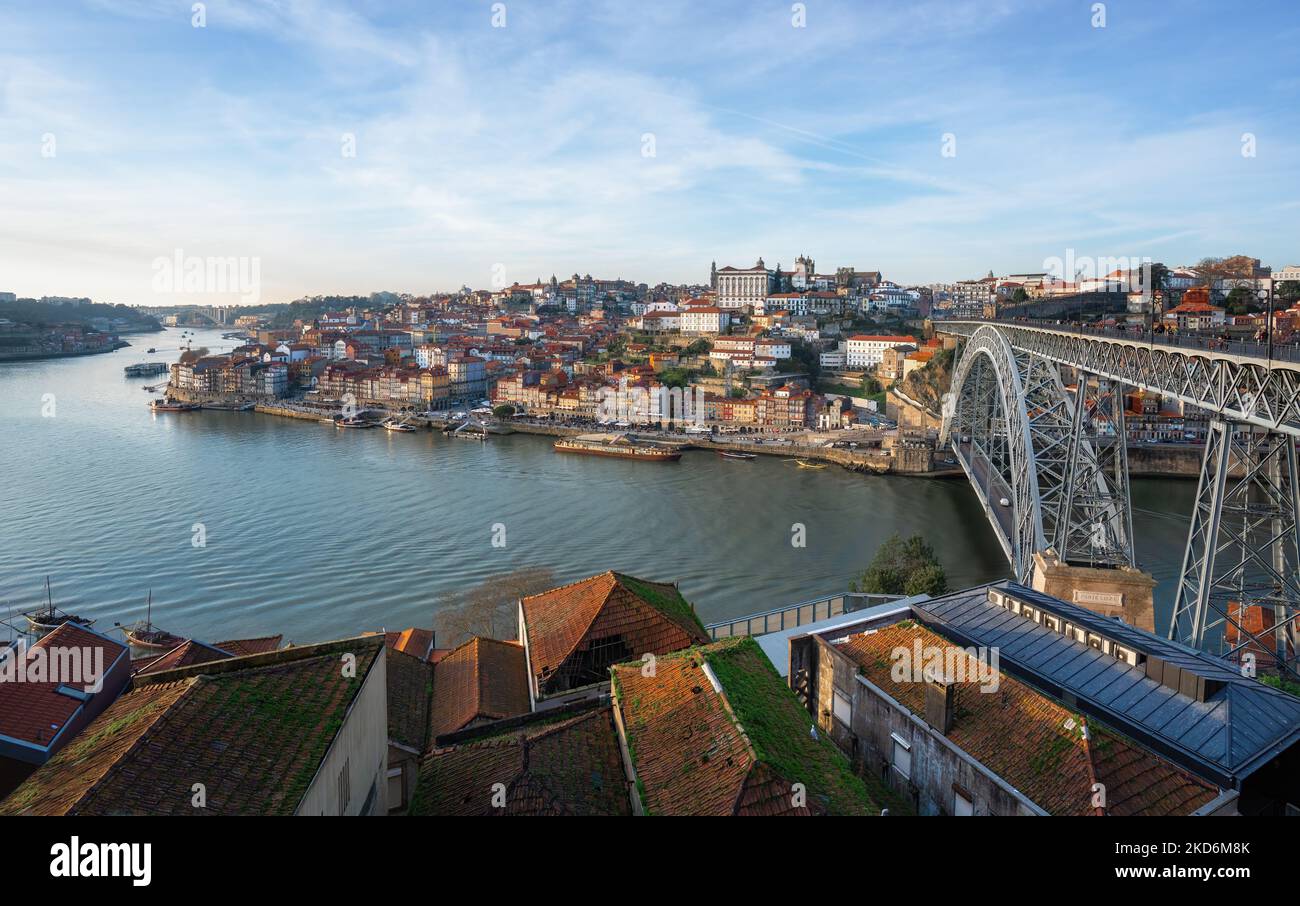 Porto Skyline mit Douro River und Dom Luis I Bridge - Porto, Portugal Stockfoto