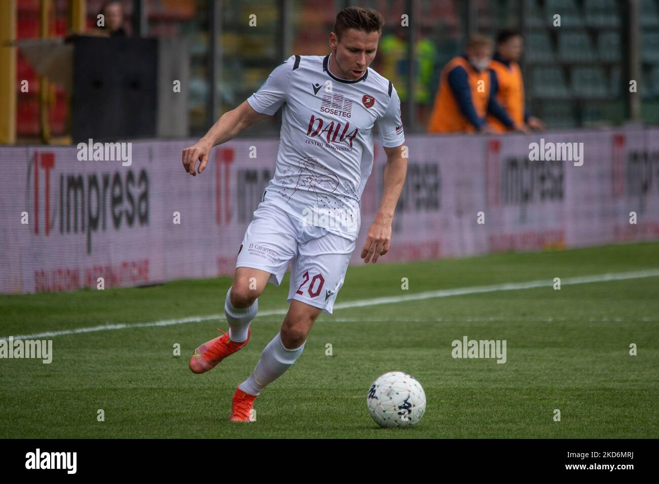 Kupisz Tomasz reggina trägt den Ball beim italienischen Fußballspiel Serie B US Cremonese gegen Reggina 1914 am 02. April 2022 im Stadio Giovanni Zini in Cremona, Italien (Foto: Valentina Giannettoni/LiveMedia/NurPhoto) Stockfoto