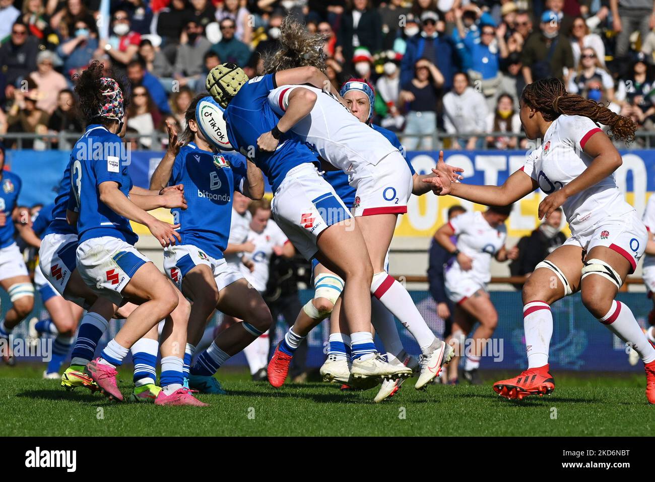 ellie Kildunne (england) und beatrice rigoni (italien) beim Rugby Six Nations Spiel Women Six Nations 2022 - Italien gegen England am 03. April 2022 im Sergio Lanfranchi Stadion in Parma, Italien (Foto von Alessio Tarpini/LiveMedia/NurPhoto) Stockfoto