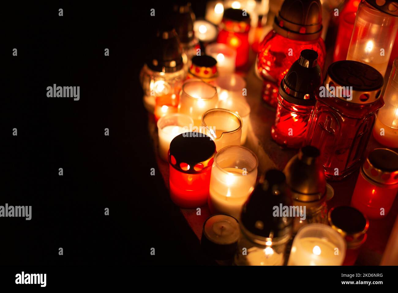 Gruppe von Kerzenleuchtern mit schwarzer Leerraumvorlage Stockfoto