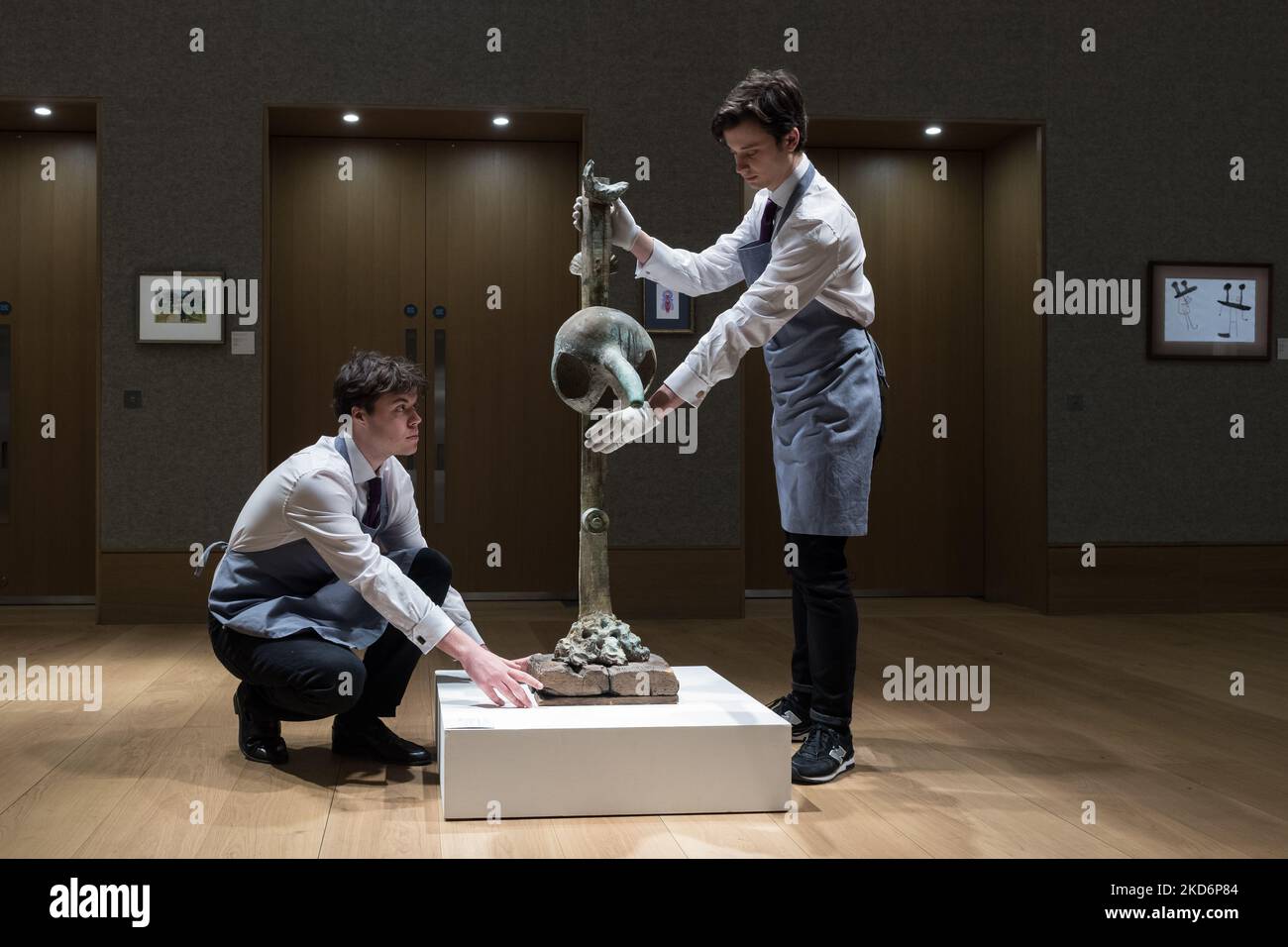 LONDON, GROSSBRITANNIEN - 04. APRIL 2022: Mitarbeiter passen die Skulptur 'Tete et oiseau' (1981) von Joan Miro (1893-1983) an, Schätzung: £300.000 - 500.000 während eines Fotoanrufs zum Impressionist & Modern Art Sale im Bonhams Auktionshaus am 04. April 2022 in London, England. (Foto von Wiktor Szymanowicz/NurPhoto) Stockfoto