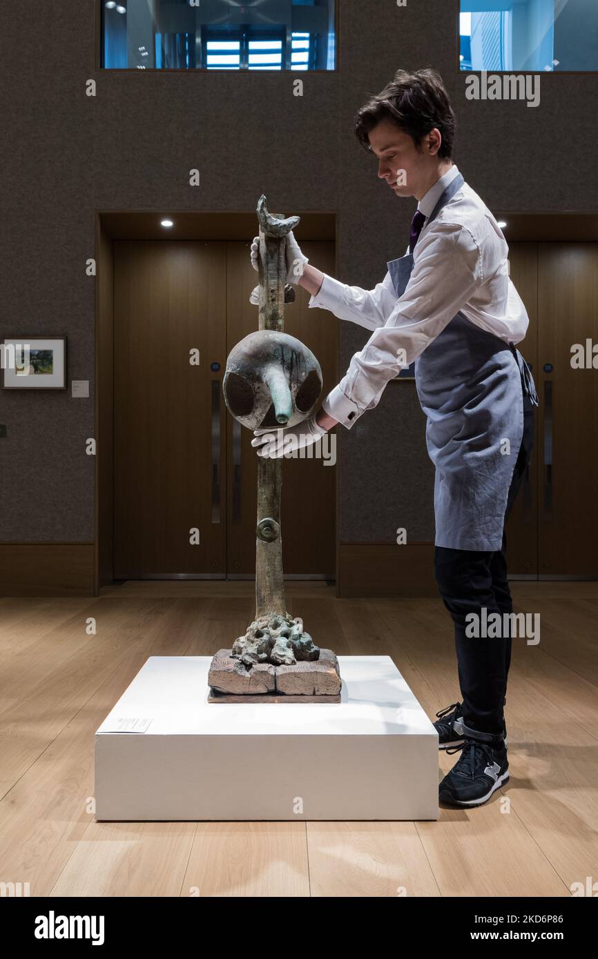 LONDON, GROSSBRITANNIEN - 04. APRIL 2022: Ein Mitarbeiter passt die Skulptur 'Tete et oiseau' (1981) von Joan Miro (1893-1983) an, Schätzung: £300.000 - 500.000 während eines Fotoaufrufs zum Impressionist & Modern Art Sale im Bonhams Auktionshaus am 04. April 2022 in London, England. (Foto von Wiktor Szymanowicz/NurPhoto) Stockfoto