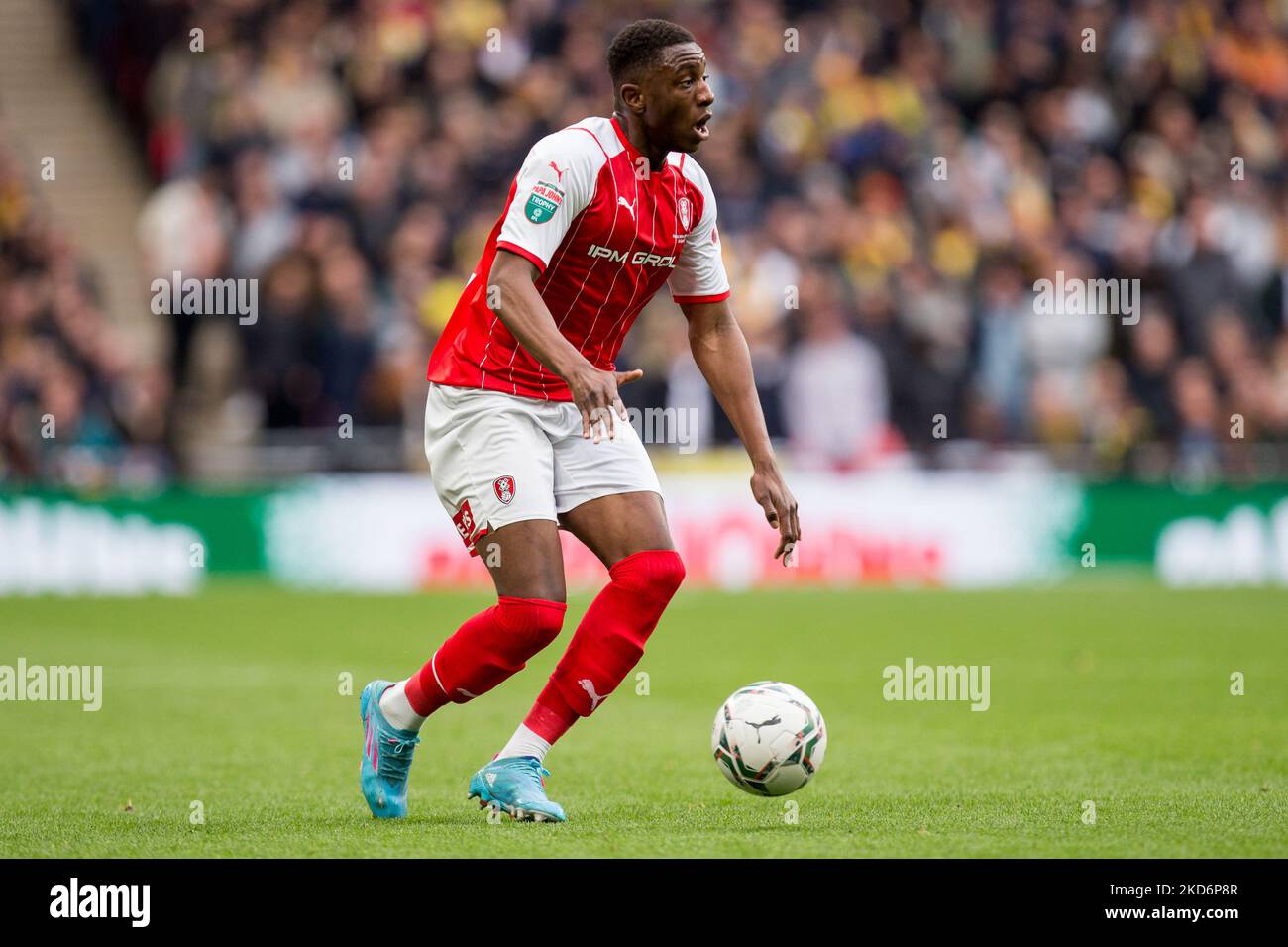 Wes Harding von Rotherham United kontrolliert den Ball während des Papa John Trophy Finales zwischen Sutton United und Rotherham United am Sonntag, 3.. April 2022 im Wembley Stadium, London. (Foto von Federico Maranesi/MI News/NurPhoto) Stockfoto