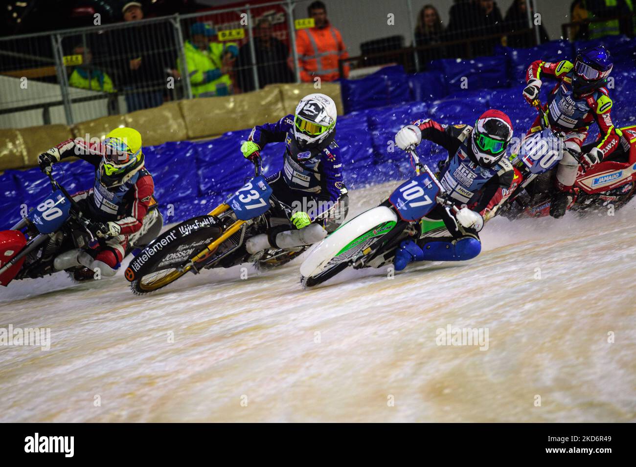 Jasper Iwema (800) (Blau) Gerät am Sonntag, den 3. April 2022, beim FIM Ice Speedway Gladiators World Championship Final 4 bei der Eisbahn Thialf, Heerenveen, in Schwierigkeiten hinter Andrej Divis (107) (Rot) Jimmy Hörrnell (237) (Weiß) und Jiri Wildt (80) (Gelb). (Foto von Ian Charles/MI News/NurPhoto) Stockfoto