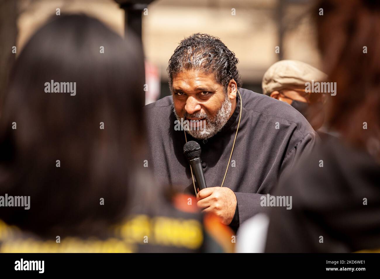 Bischof William Barber II. Spricht während der Mobilisierungstour der „Mass Poor People's and Low-Wage Workers' Assembly“ und des Moralmarschs der „Poor People's Campaign“ auf Washington, die am 18. Juni 2022 stattfinden soll. Heute haben die Demonstranten Freedom Plaza zu diesem Zweck eingeweiht und dann eine zivile Ungehorsam-Aktion durchgeführt, um die Aufmerksamkeit auf die Bedürfnisse der 140 Millionen armen und Niedriglohnarbeiter in den Vereinigten Staaten zu lenken. (Foto von Allison Bailey/NurPhoto) Stockfoto