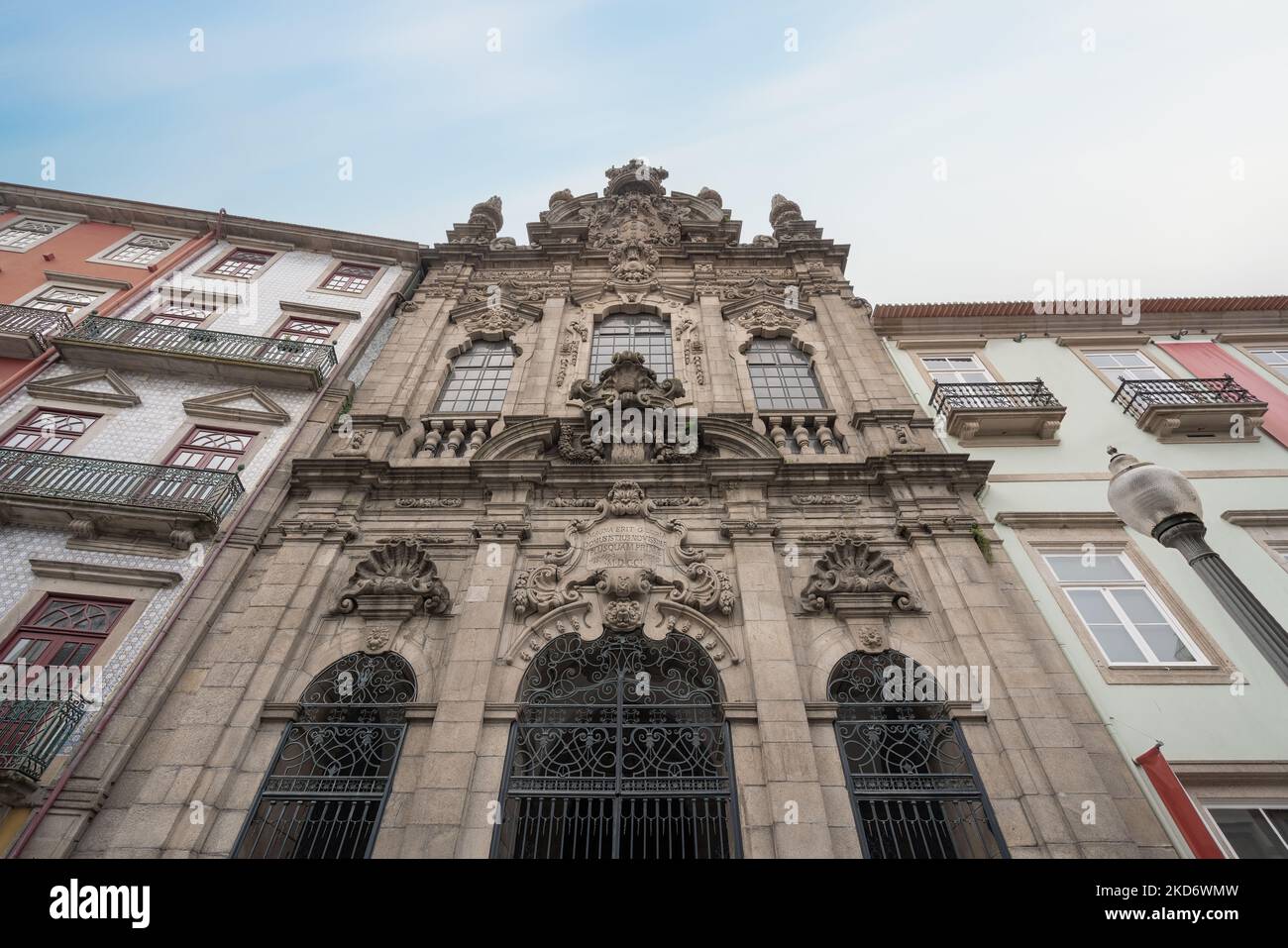 Igreja da Misericordia (Kirche der Barmherzigkeit) in der Rua das Flores Street - Porto, Portugal Stockfoto