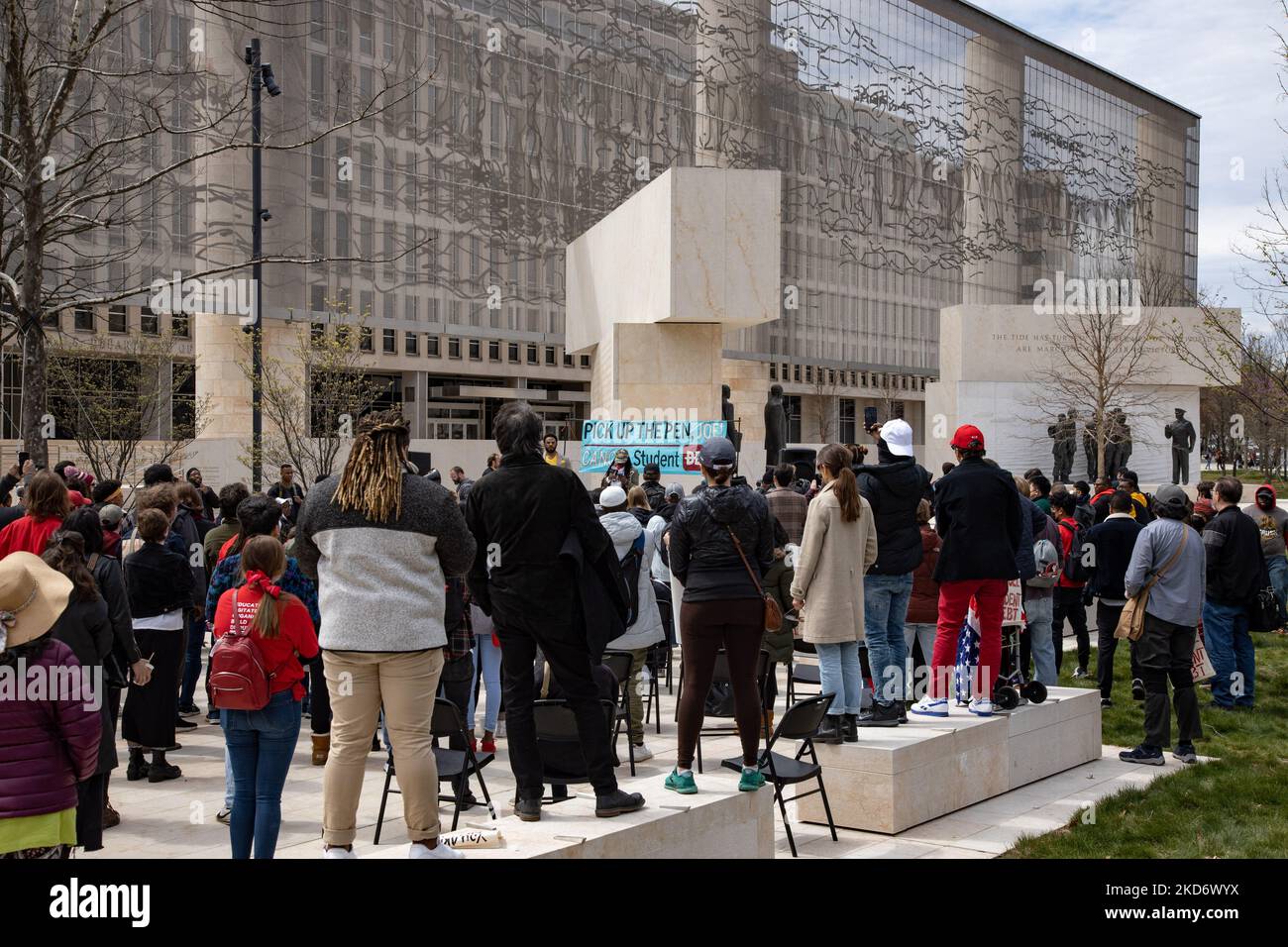 Ein Aktivist der Debt Collective Organisation spricht während einer Kundgebung am 4. April 2022 im Hauptquartier des Bildungsministeriums in Washington, D.C., um Präsident Biden aufzufordern, alle Schulden für Studentendarlehen zu streichen (Foto: Bryan Olin Dozier/NurPhoto) Stockfoto