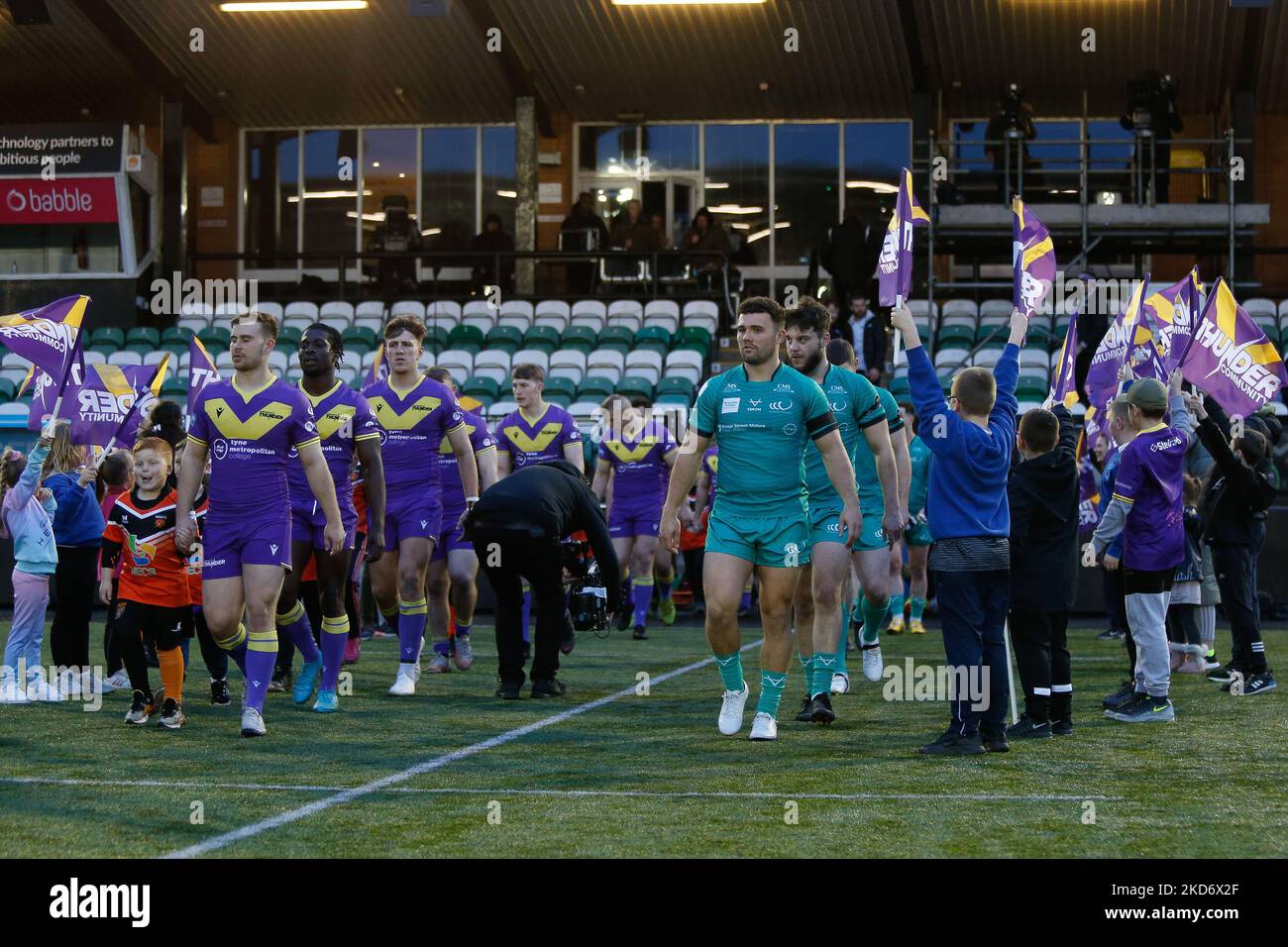 Thunder- und Wikinger-Spieler treten am Montag, den 4.. April 2022, im Kingston Park, Newcastle, für das BETFRED Championship-Spiel zwischen Newcastle Thunder und Widnes Vikings in das Feld ein. (Foto von Chris Lishman/MI News/NurPhoto) Stockfoto