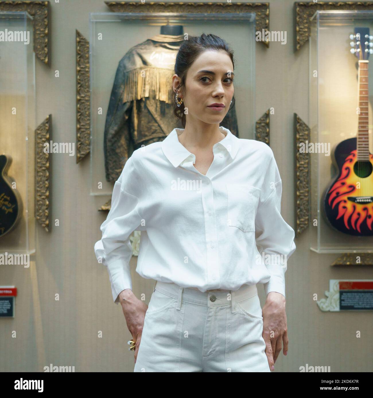 Die türkische Schauspielerin Cansu Dere posiert während ihrer Präsentation als neue Botschafterin des Hard Rock Hotel Madrid am 05. April 2022 in Madrid, Spanien (Foto von Oscar Gonzalez/NurPhoto) Stockfoto