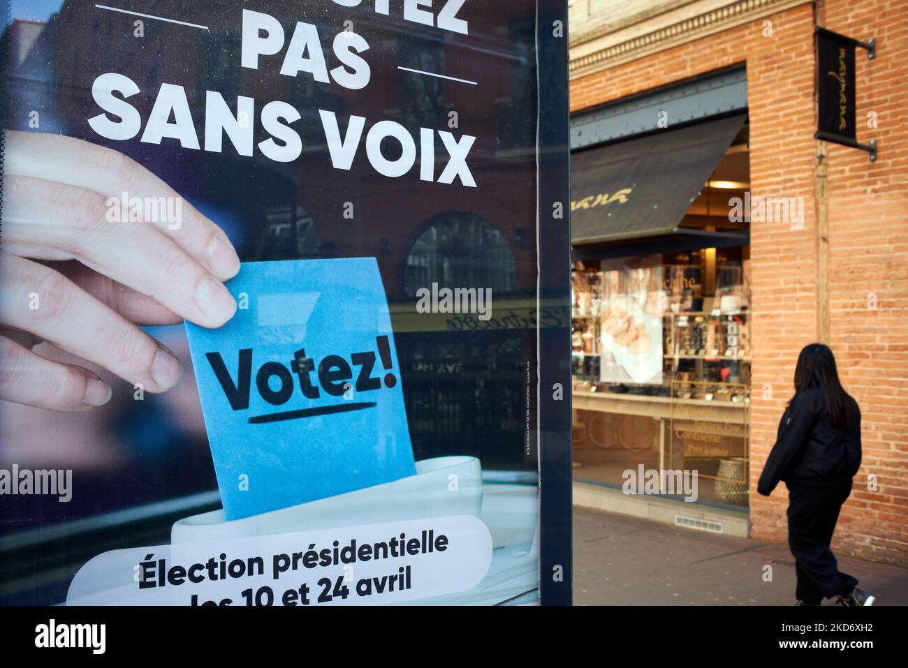 Auf einem offiziellen Plakat steht: „Ohne Stimme. Abstimmen! Offizielle Plakate für die kommenden französischen Präsidentschaftswahlen. Macron ist der Favorit, der diese Wahl für ein Manadat von 2. gewinnt, wenn die Meinungsforscher Recht haben. Die Meinungsforscher sagten außerdem, dass die Enthaltung bei rund 30 % liegen wird, was einem Rekord für eine erste Runde der Präsidentschaftswahlen in Frankreich entspricht. Toulouse. Frankreich. April 5. 2022. (Foto von Alain Pitton/NurPhoto) Stockfoto